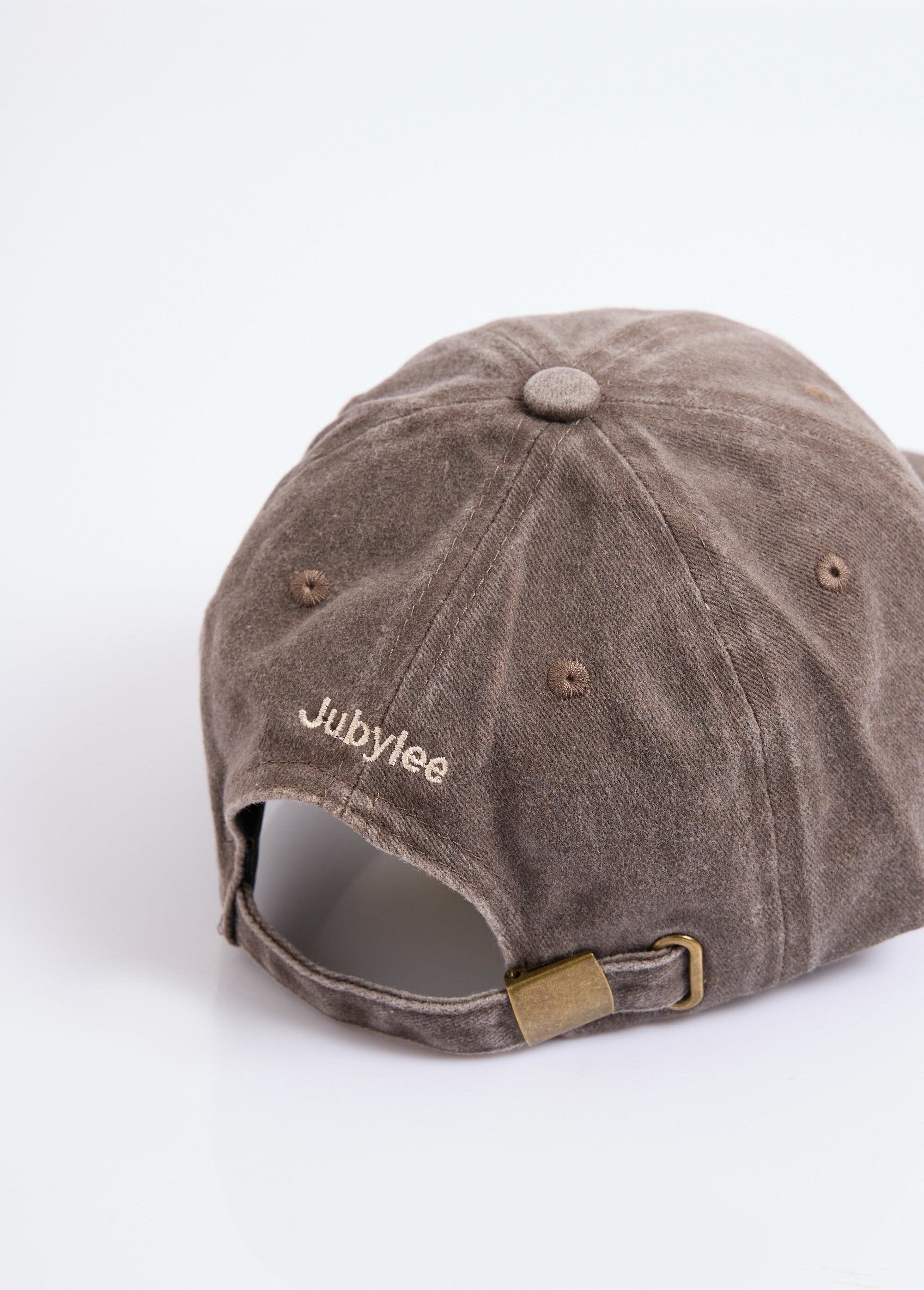 Gorra_de_mezclilla_usada_con_bordado_de_corazón_Castaño_DE1_slim