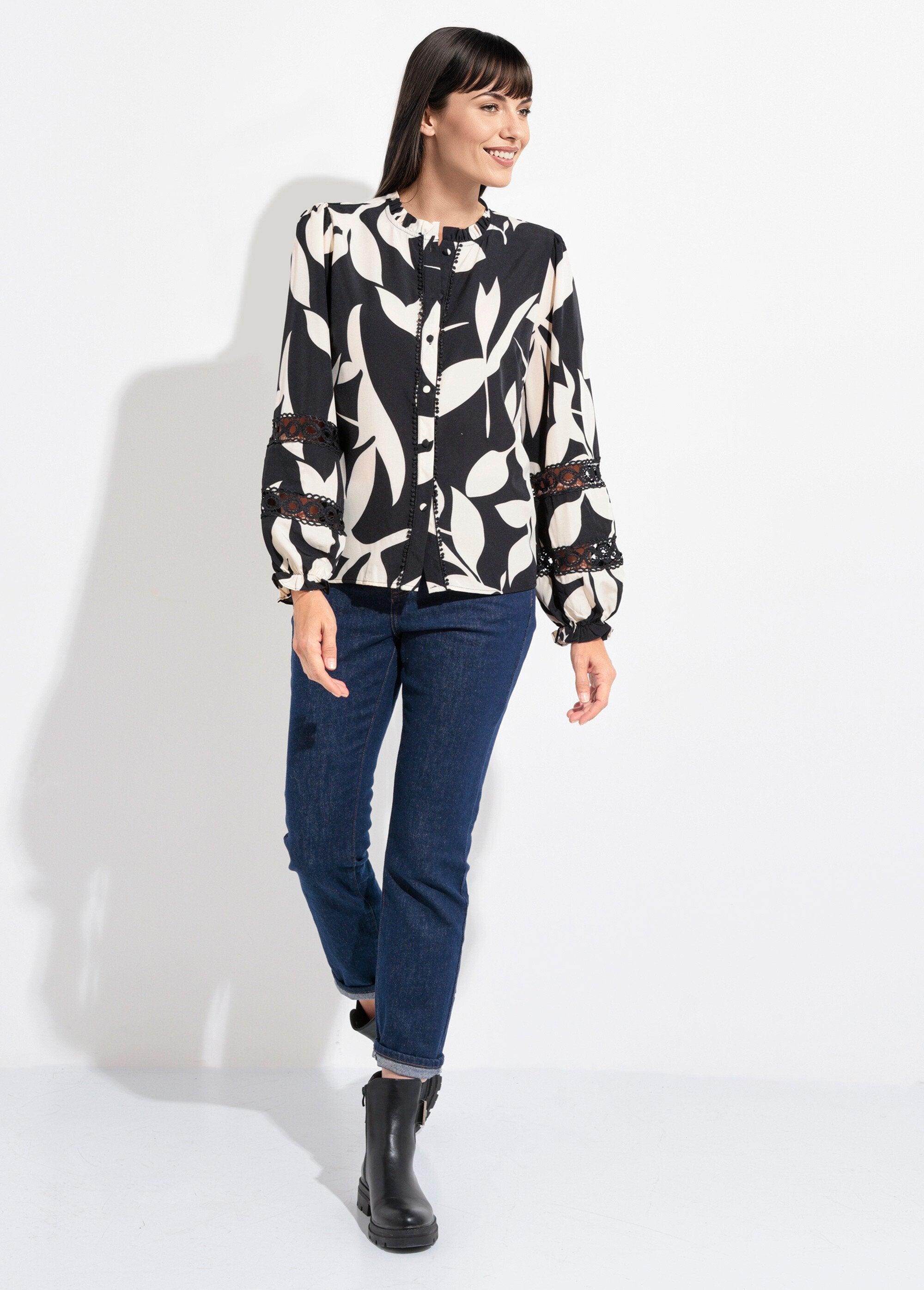 Blusa_con_estampado_gráfico_y_detalles_de_encaje_En_blanco_y_negro_SF1_slim