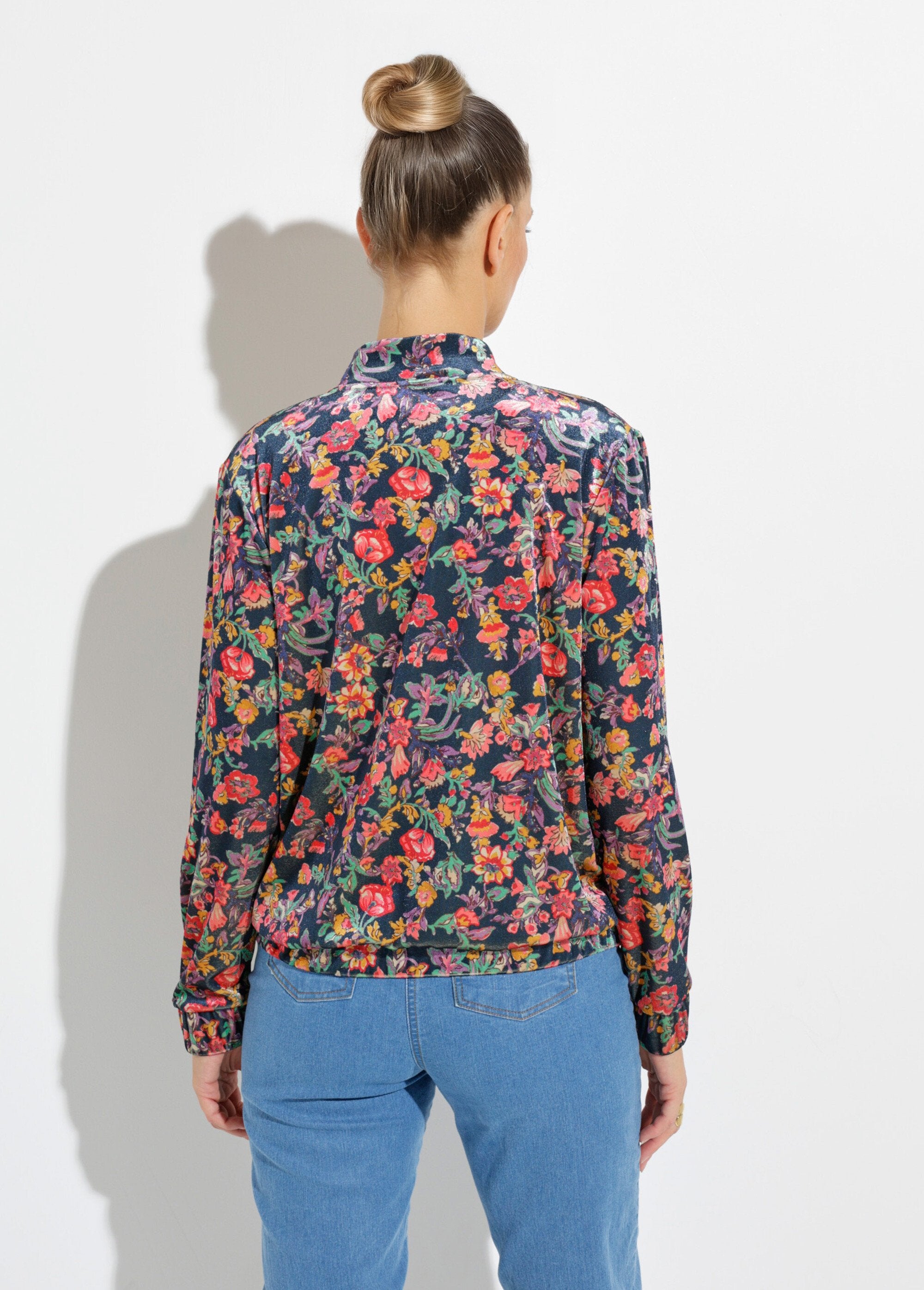 Cazadora_bomber_floral_de_terciopelo_con_cremallera_Azul_marino_y_rosa_DO1_slim