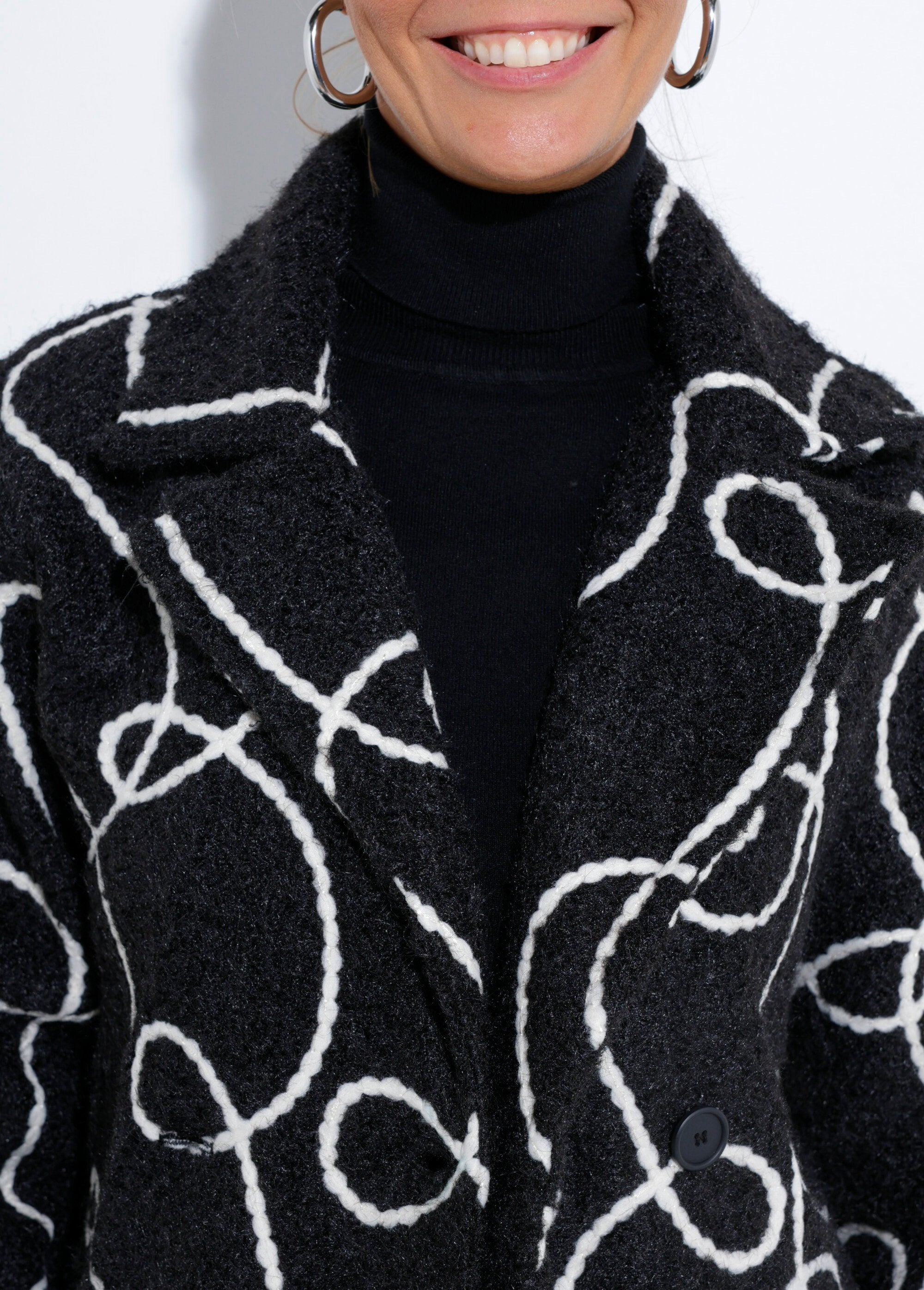 Abrigo_largo_y_elegante_de_lana_hervida_estilo_guisante_Negro_DE1_slim