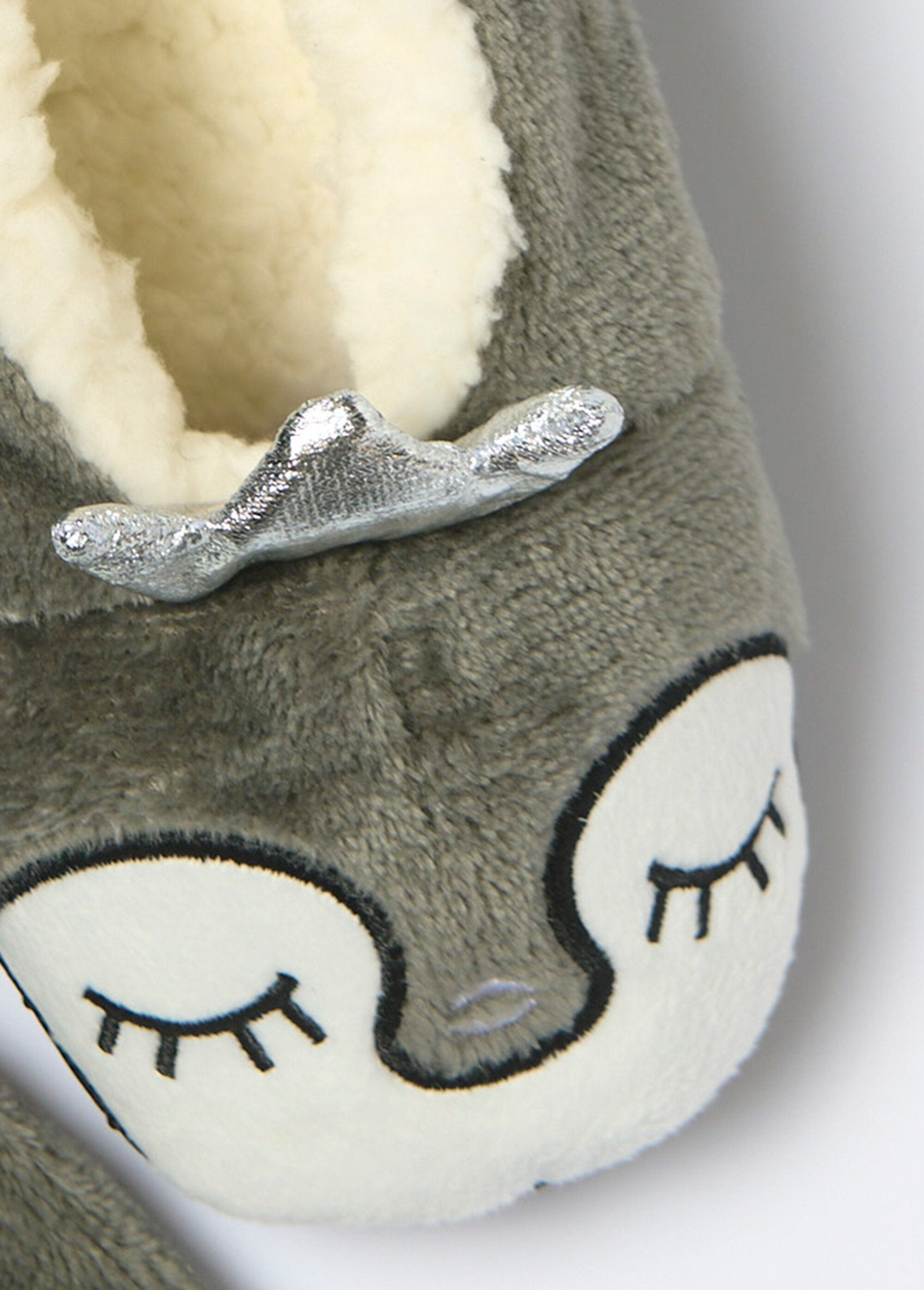 Pantuflas_+_antifaz_para_dormir_de_malla_de_felpa_Gris_DE1_slim