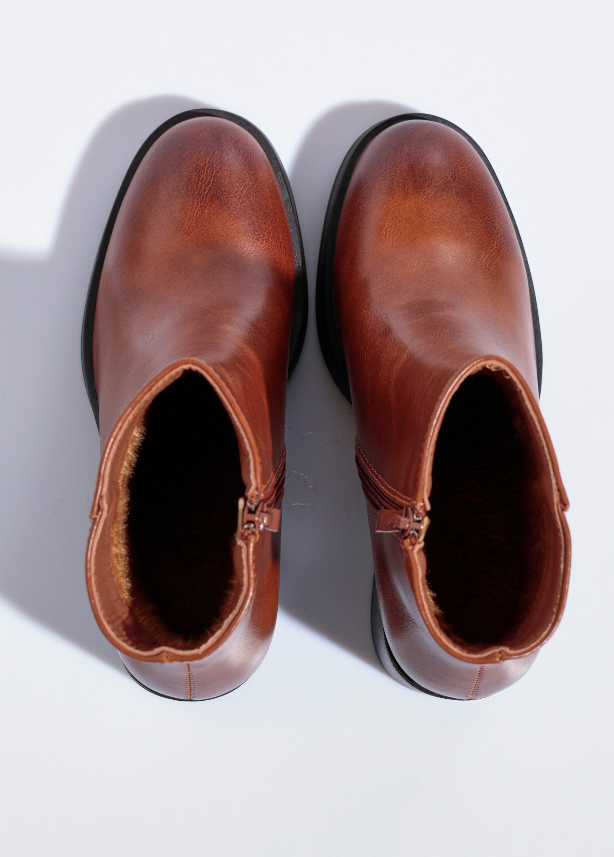 Botas_de_tacón_con_punta_redonda_y_suela_gruesa_camello_OV1_slim