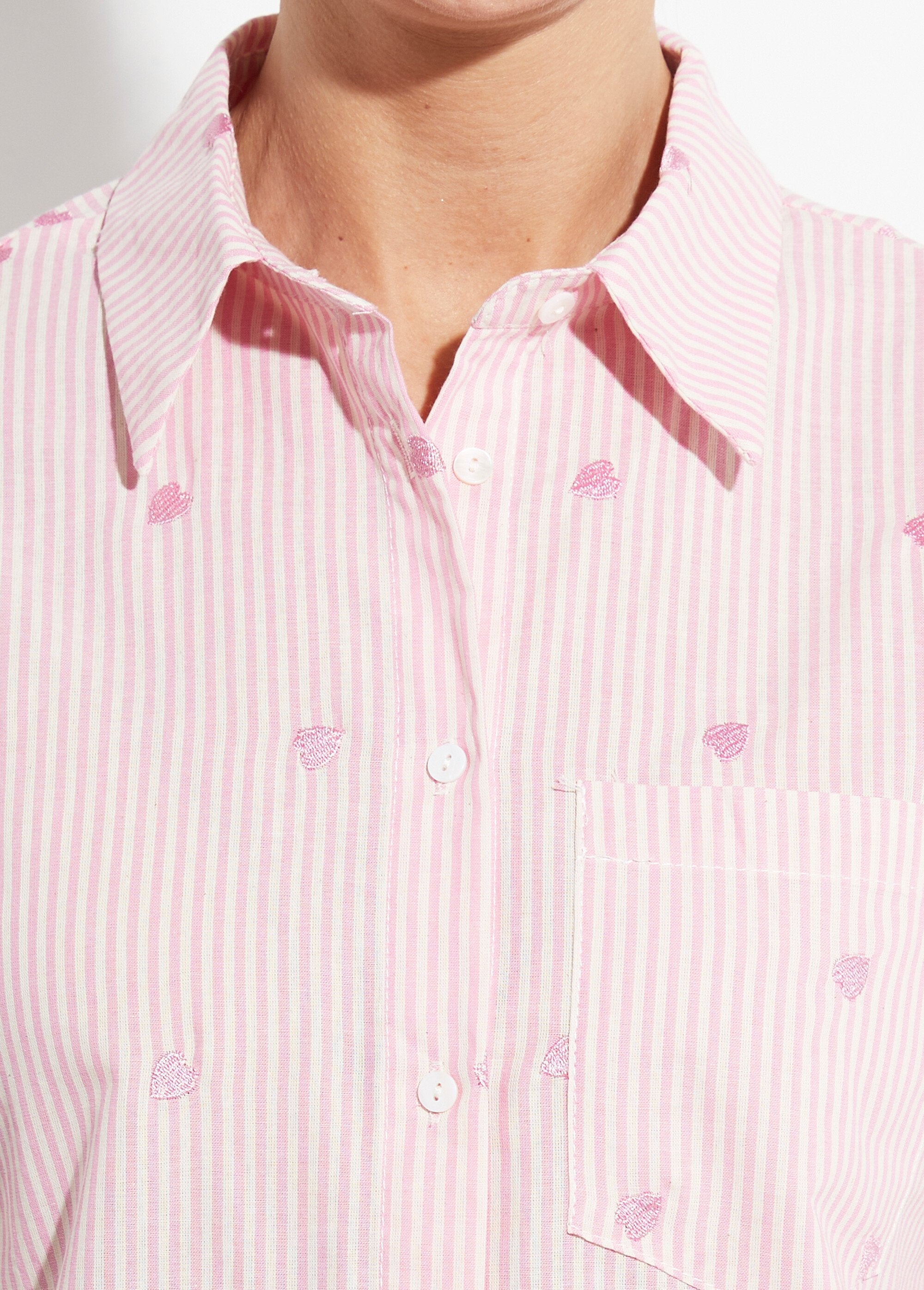 Blusa_de_rayas_con_bordado_de_corazón_Rosa_DE1_slim