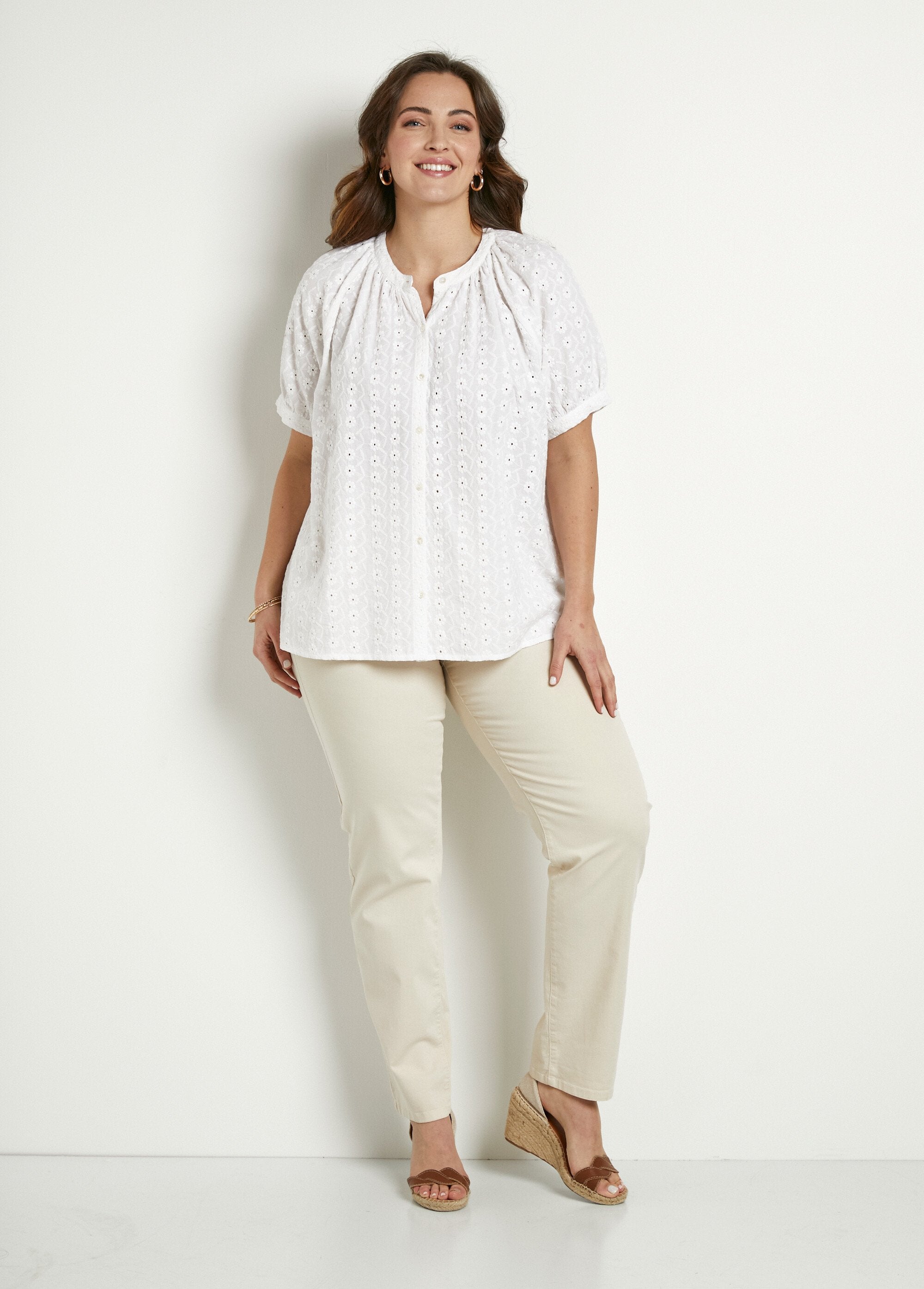 Blusa_holgada_de_algodón_bordada_sin_cuello_Blanco,_Blanca_SF1_curvy