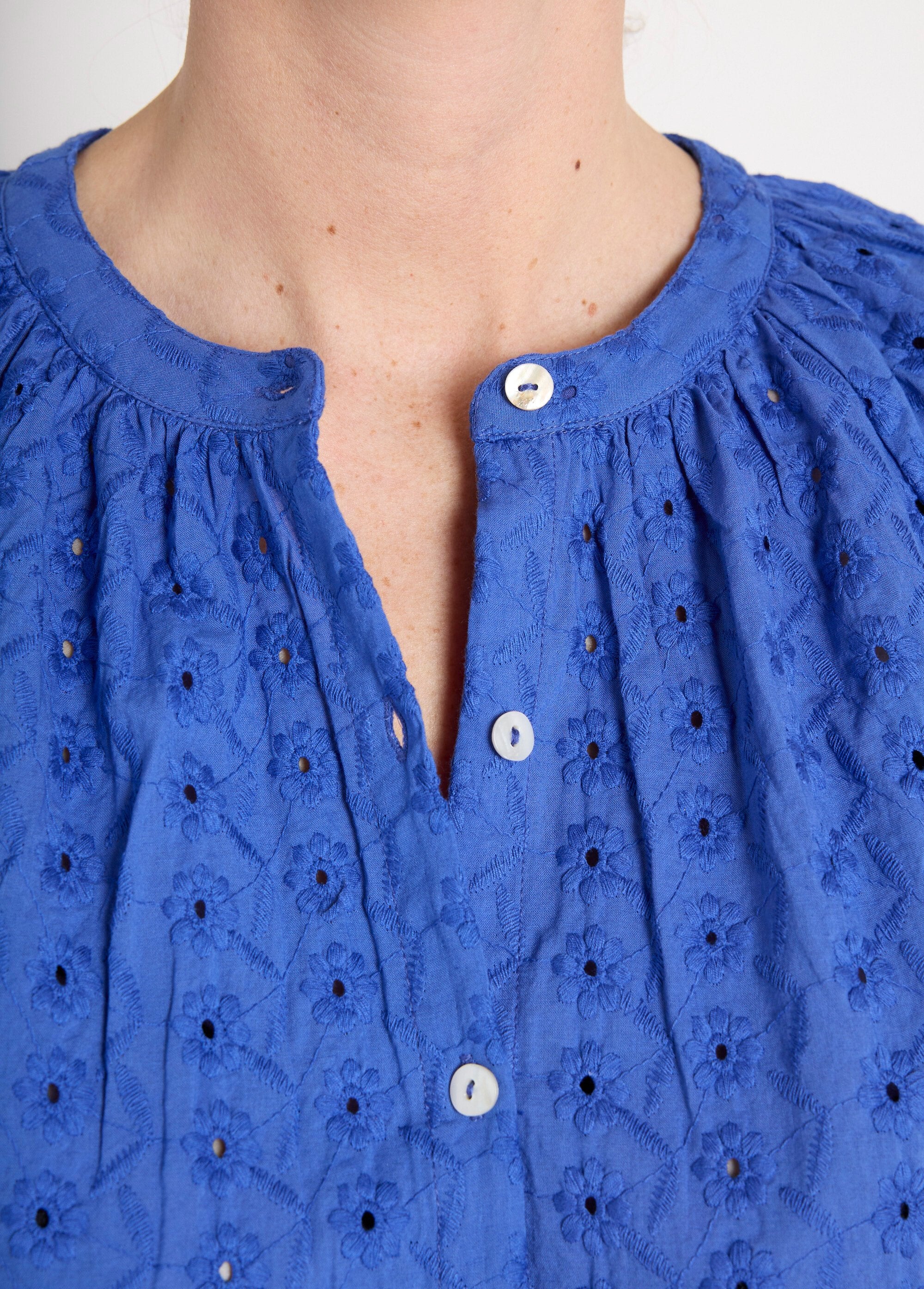 Blusa_holgada_de_algodón_bordada_sin_cuello_Azul_DE1_slim