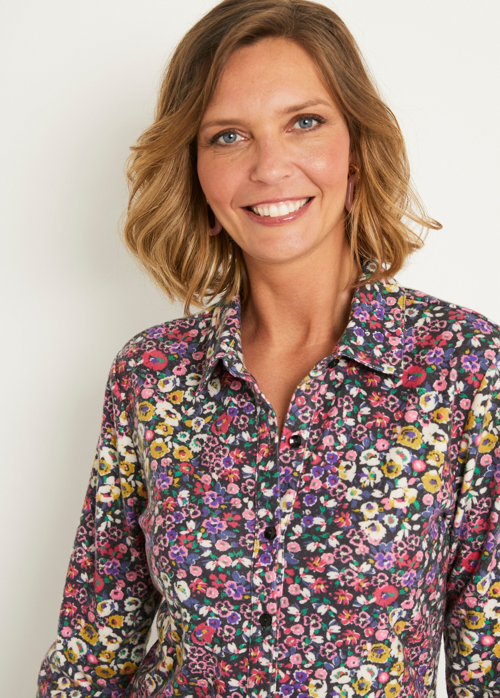 Blusa_larga_abotonada_de_cálido_punto_floral_Negro_y_rosa_DE2_slim