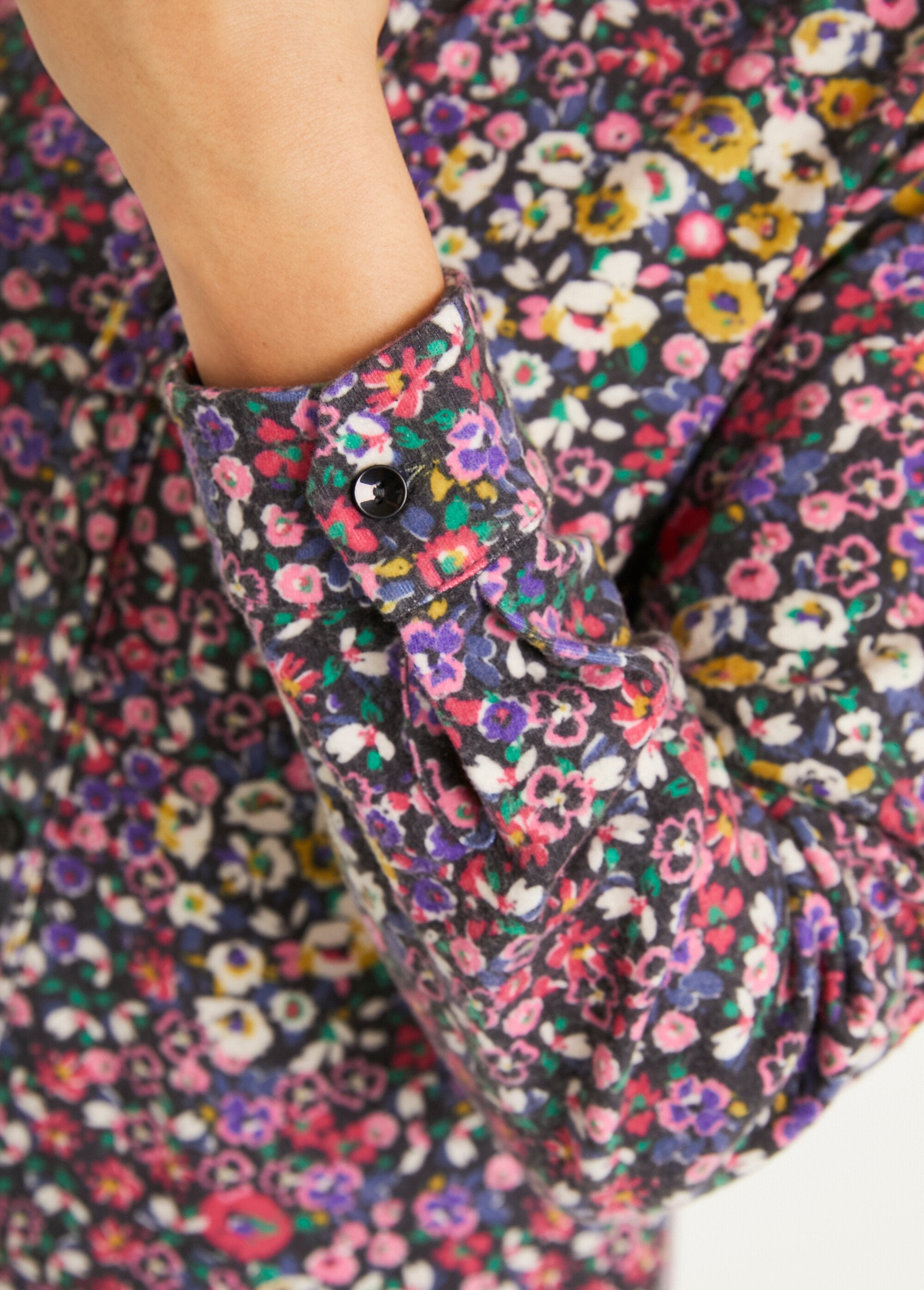 Blusa_larga_abotonada_de_cálido_punto_floral_Negro_y_rosa_DE3_slim