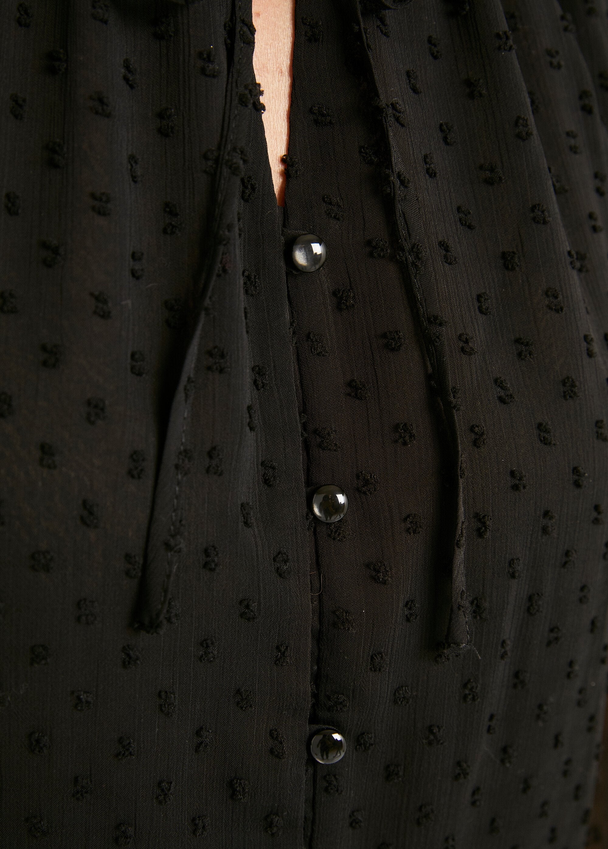 Blusa_lisa_de_voile_plumetis_abotonada_Negro_DE5_slim