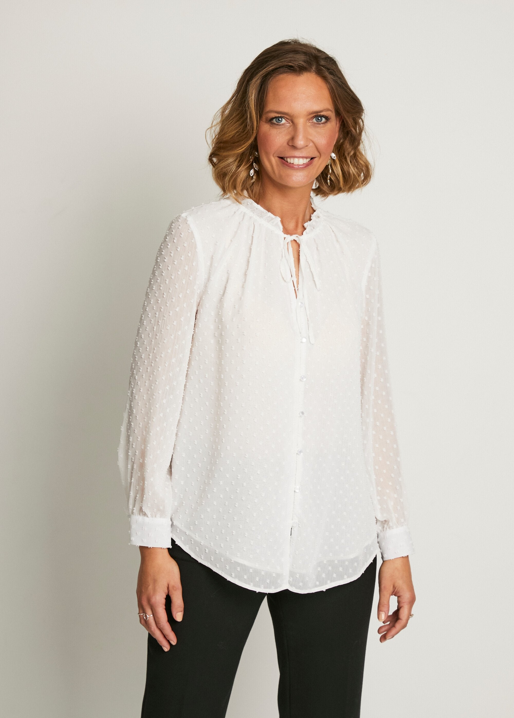 Blusa_lisa_de_voile_plumetis_abotonada_Crudo_FA1_slim
