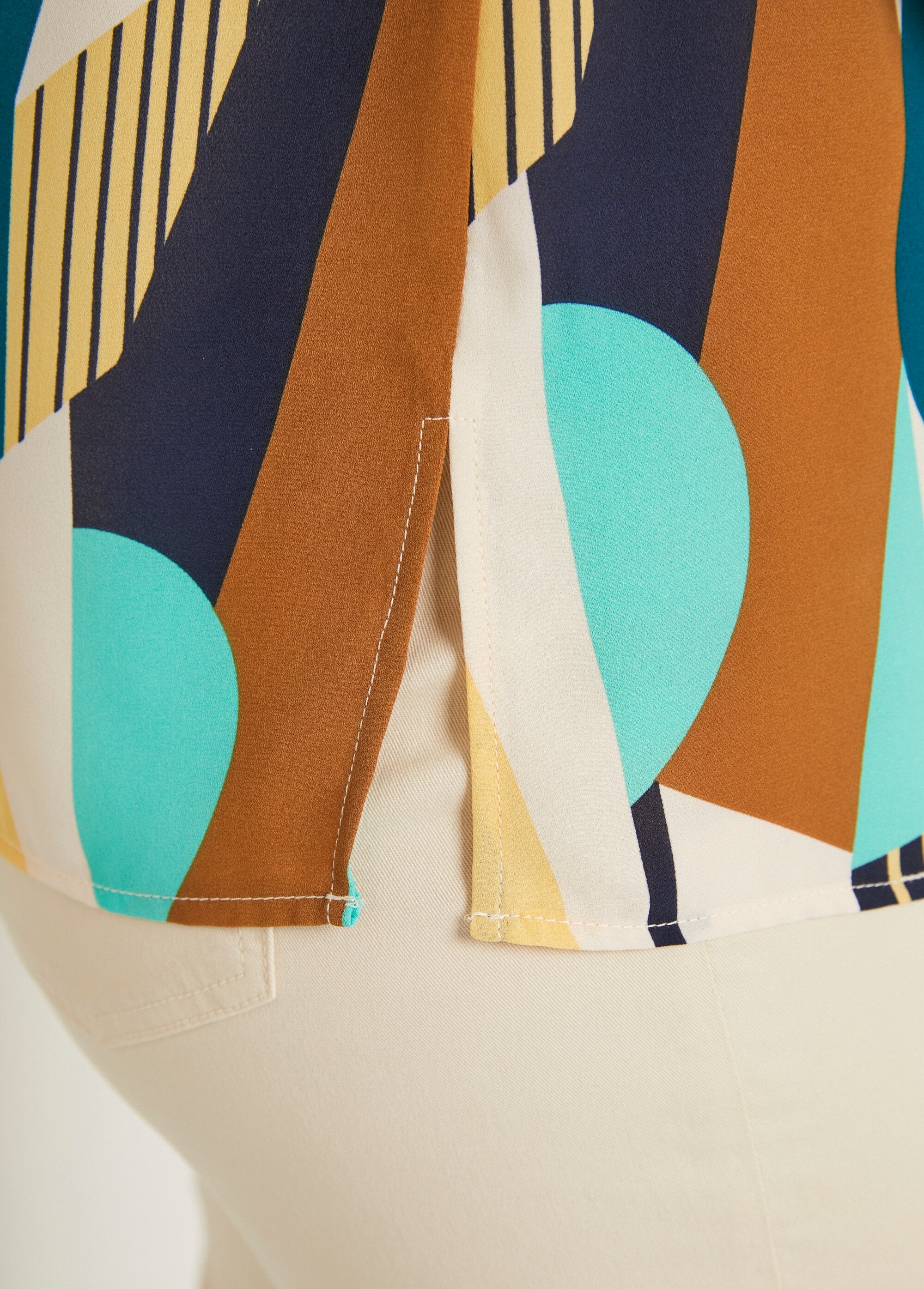 Blusa_larga_recta_con_estampado_gráfico_Crudo_y_verde_DE4_slim