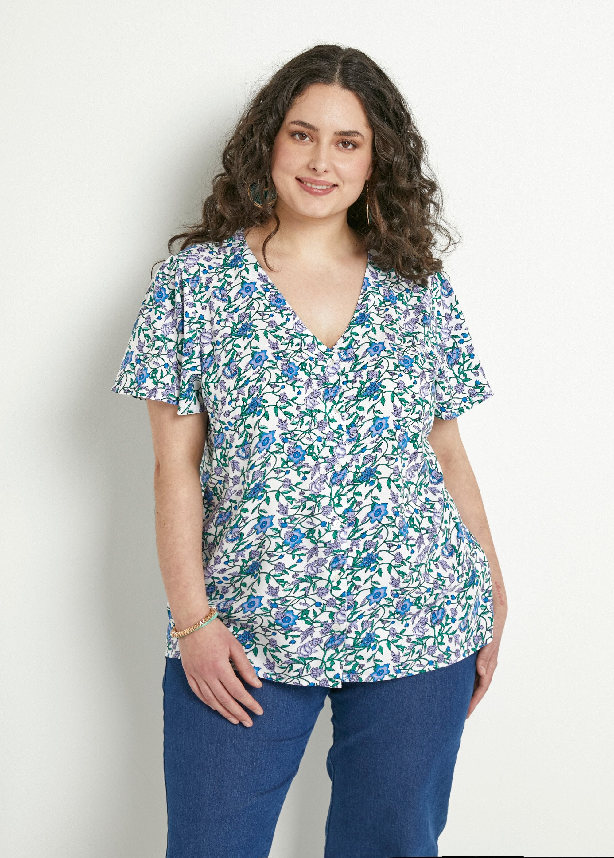 Blusa_floral_de_manga_corta_con_cuello_en_V_diablillo_verde_FA1_curvy