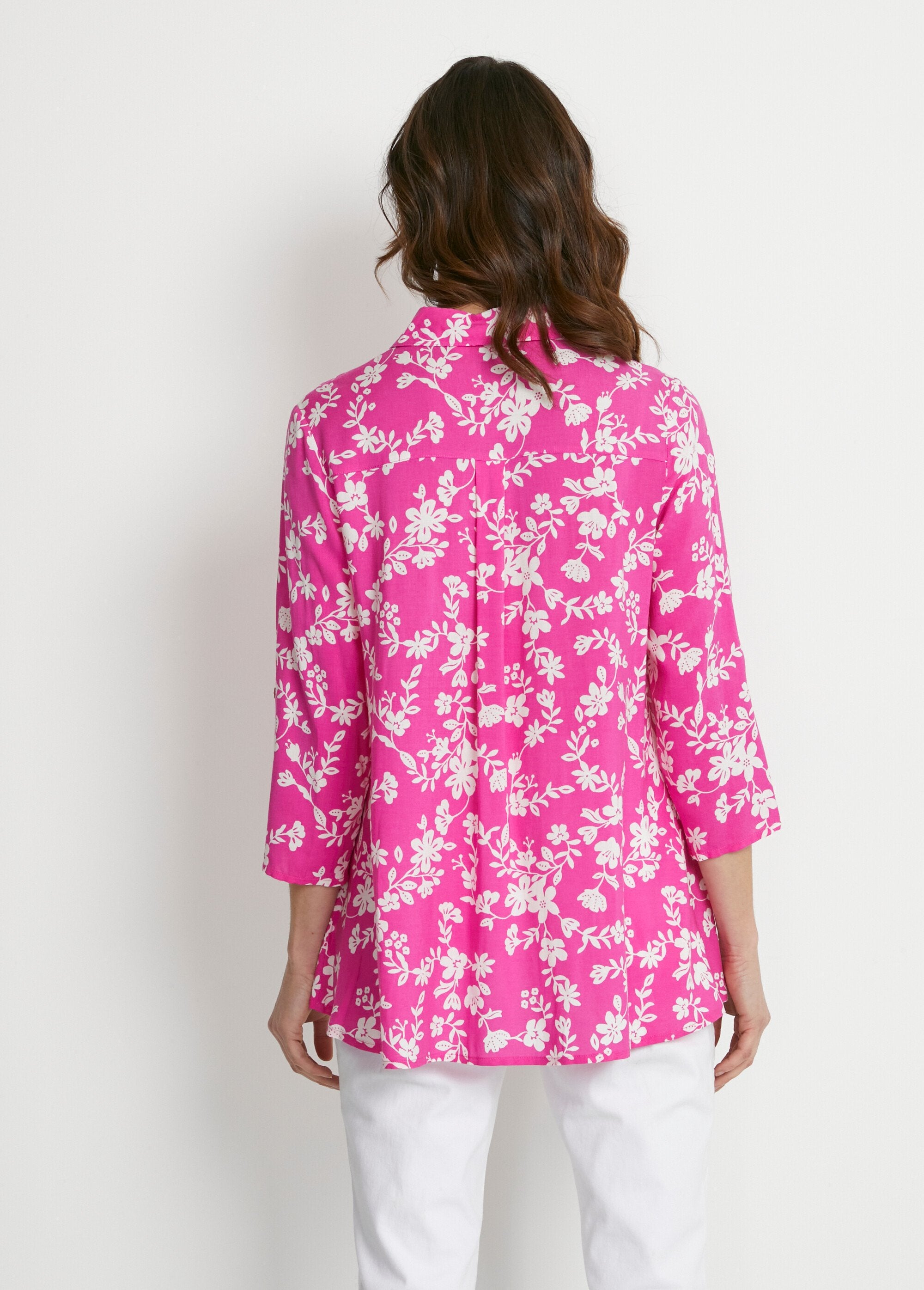 Blusa_estampada_manga_3/4_espalda_larga_fucsia_y_blanco_DO1_slim