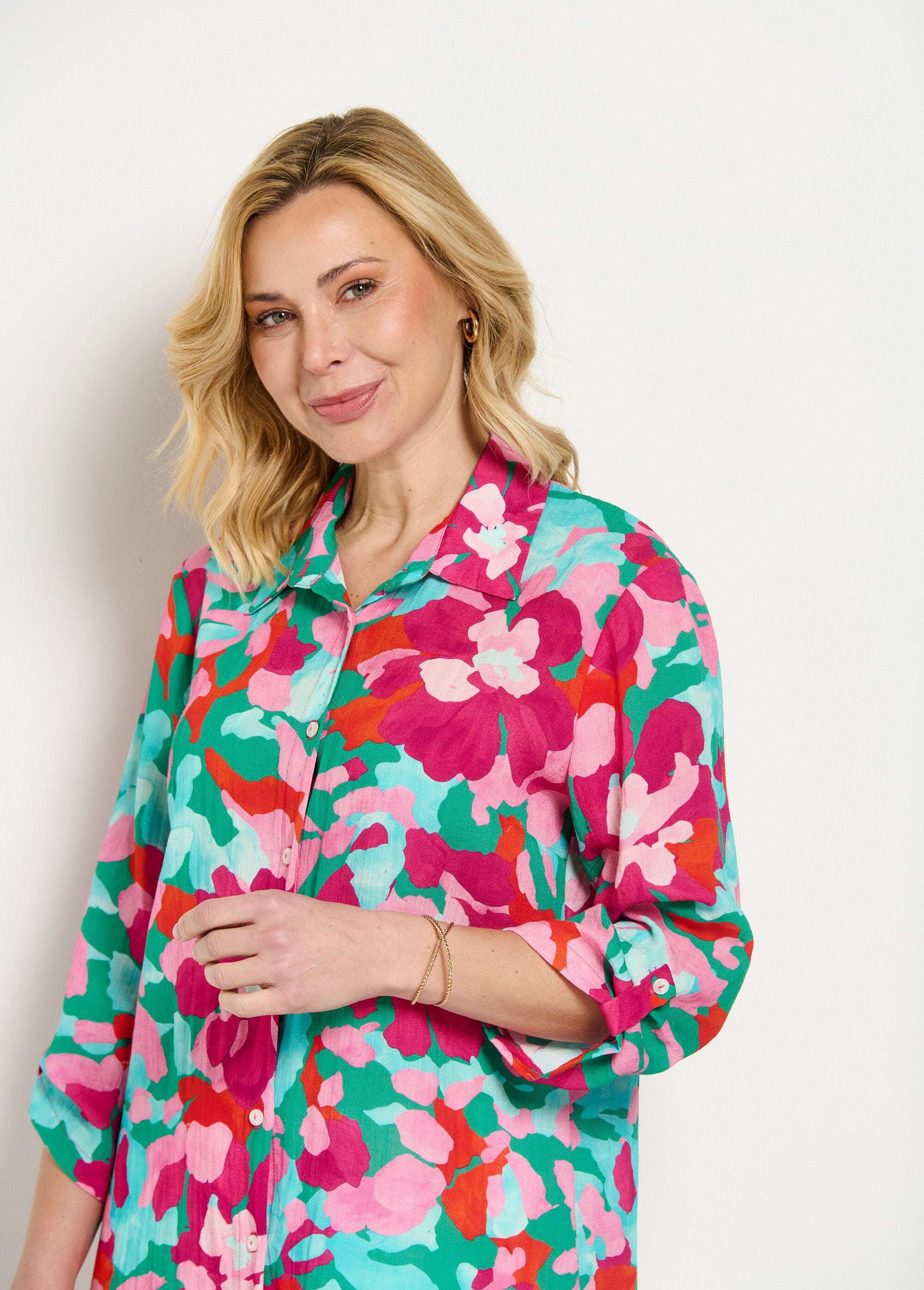 Blusa_larga_floral_con_mangas_3/4_enrolladas_rosa_y_azul_DE1_slim