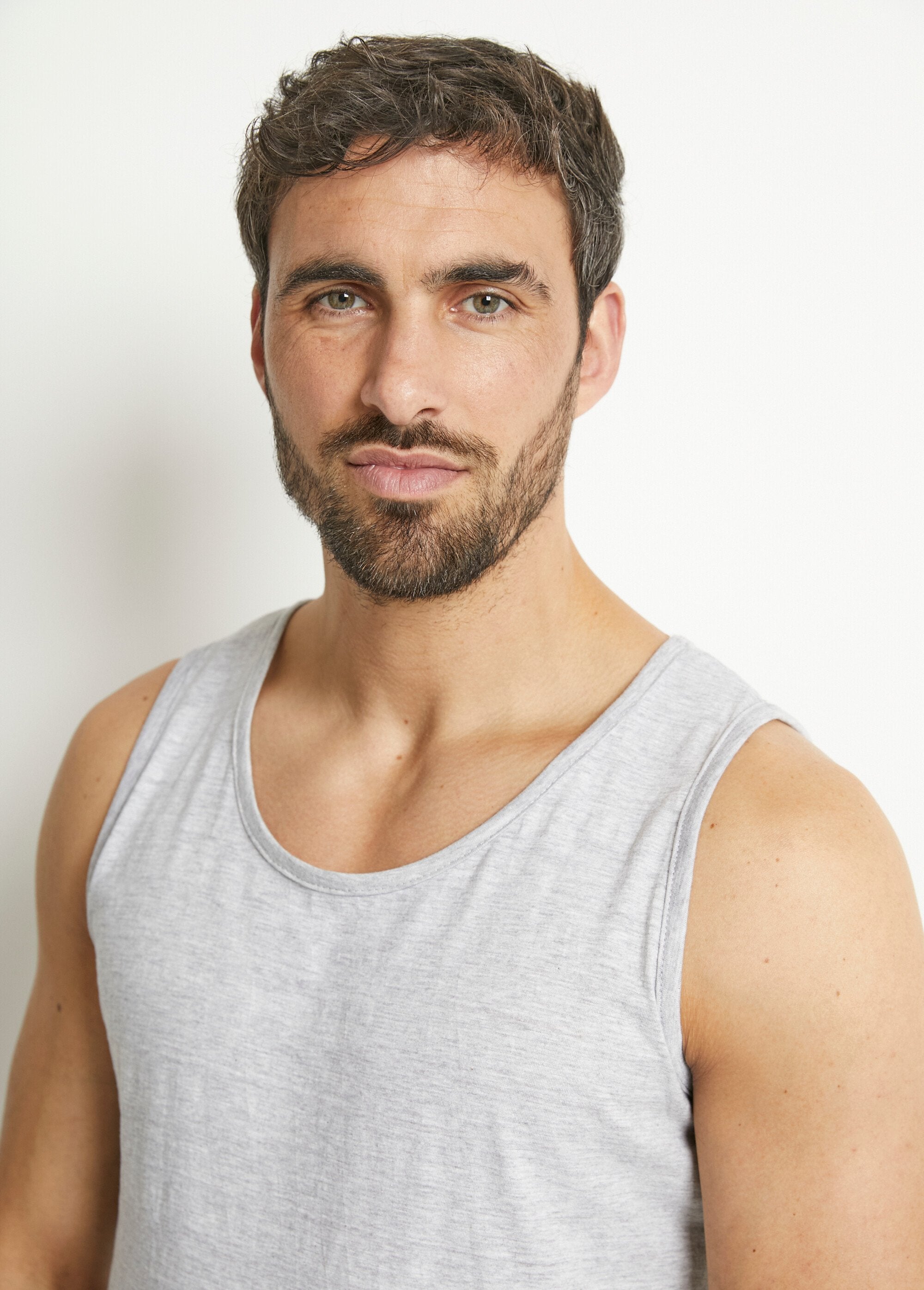 Camiseta_sin_mangas_con_cuello_redondo_Gris_DE1_slim