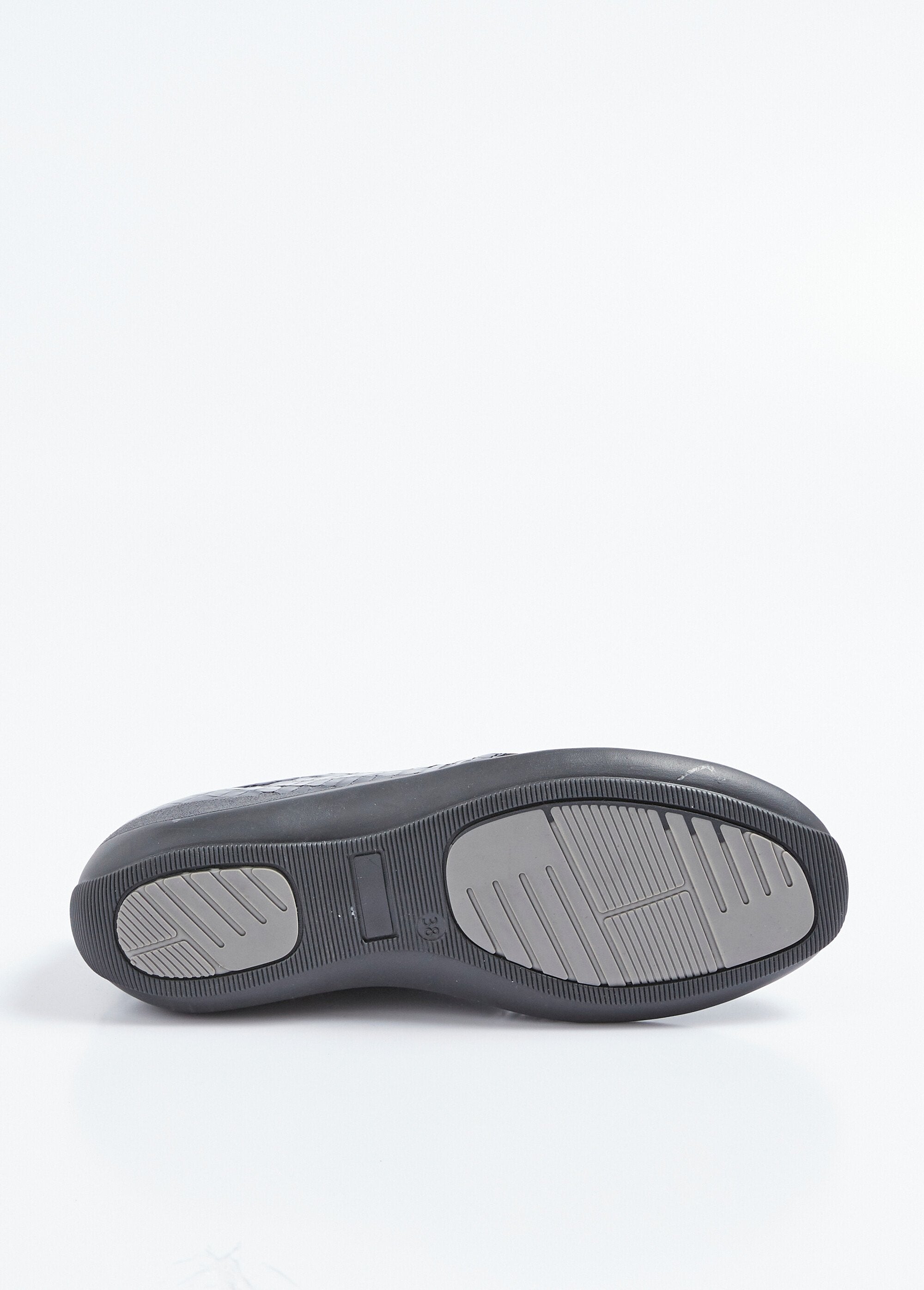 Derbys_de_charol_con_efecto_reptil_y_cordones_de_ancho_amplio_barniz_negro_UN1_slim