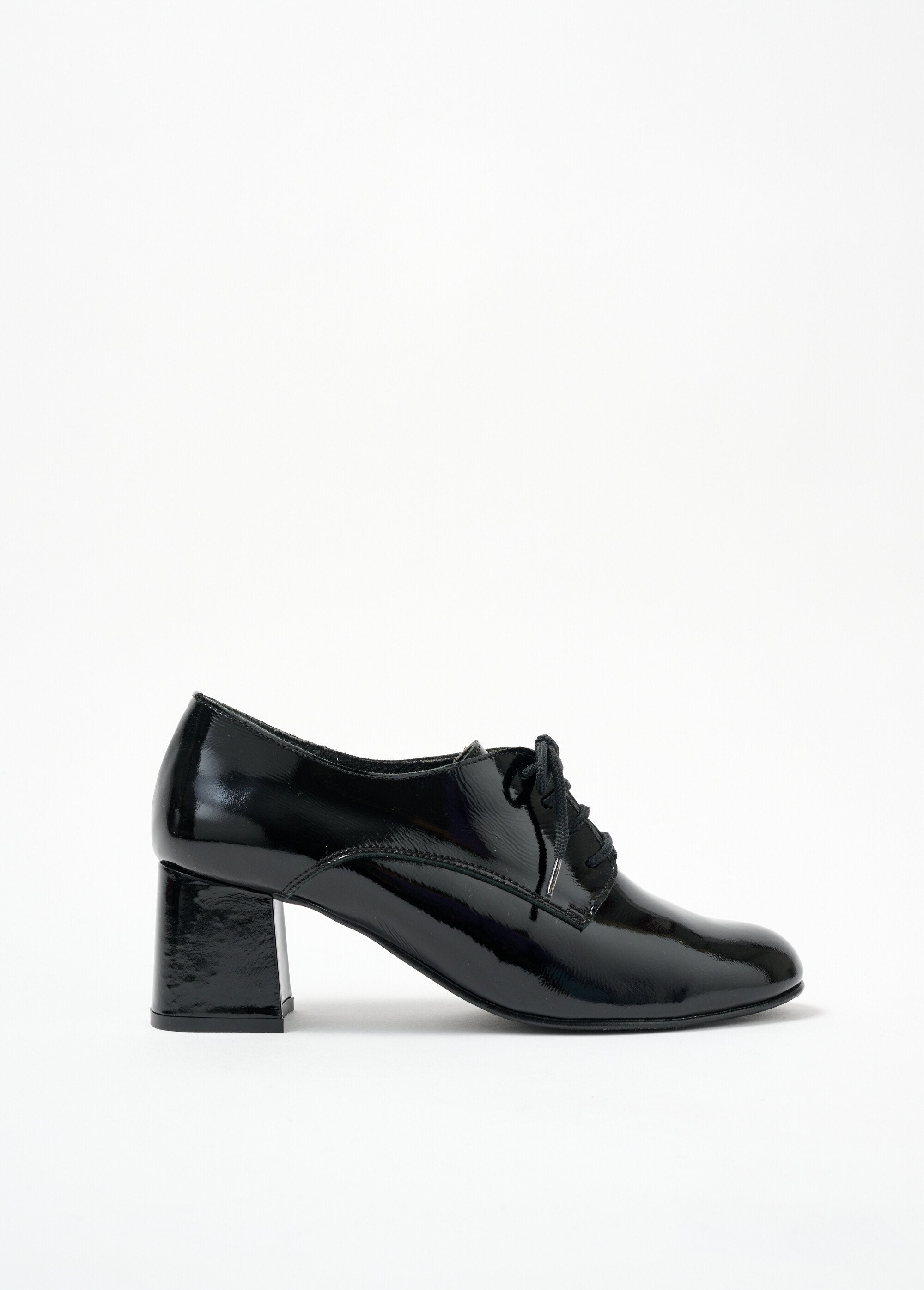 Derbies_de_charol_con_cordones_y_tacón_ancho_y_cómodo_barniz_negro_DR1_slim