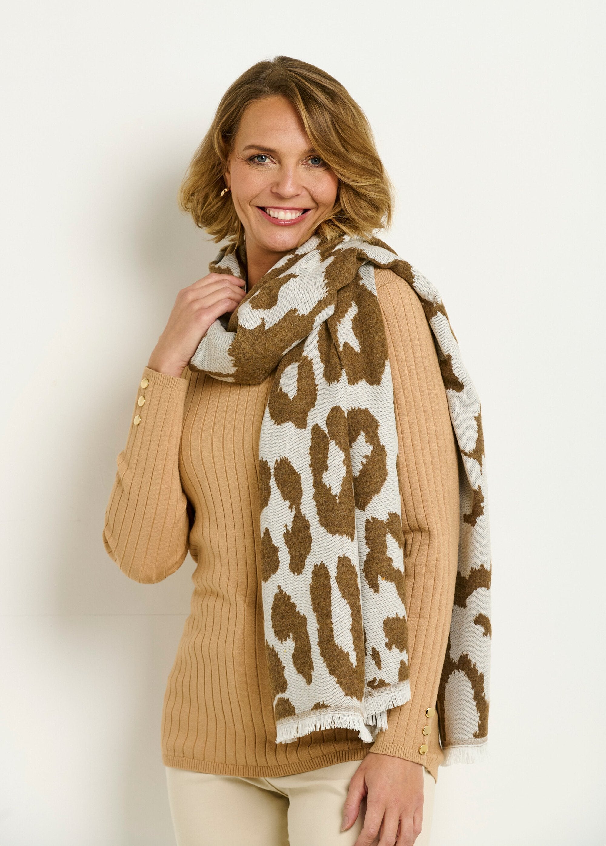 Bufanda_grande_y_cálida_con_un_elegante_estampado_de_leopardo._Marrón_y_crudo_FA1_slim