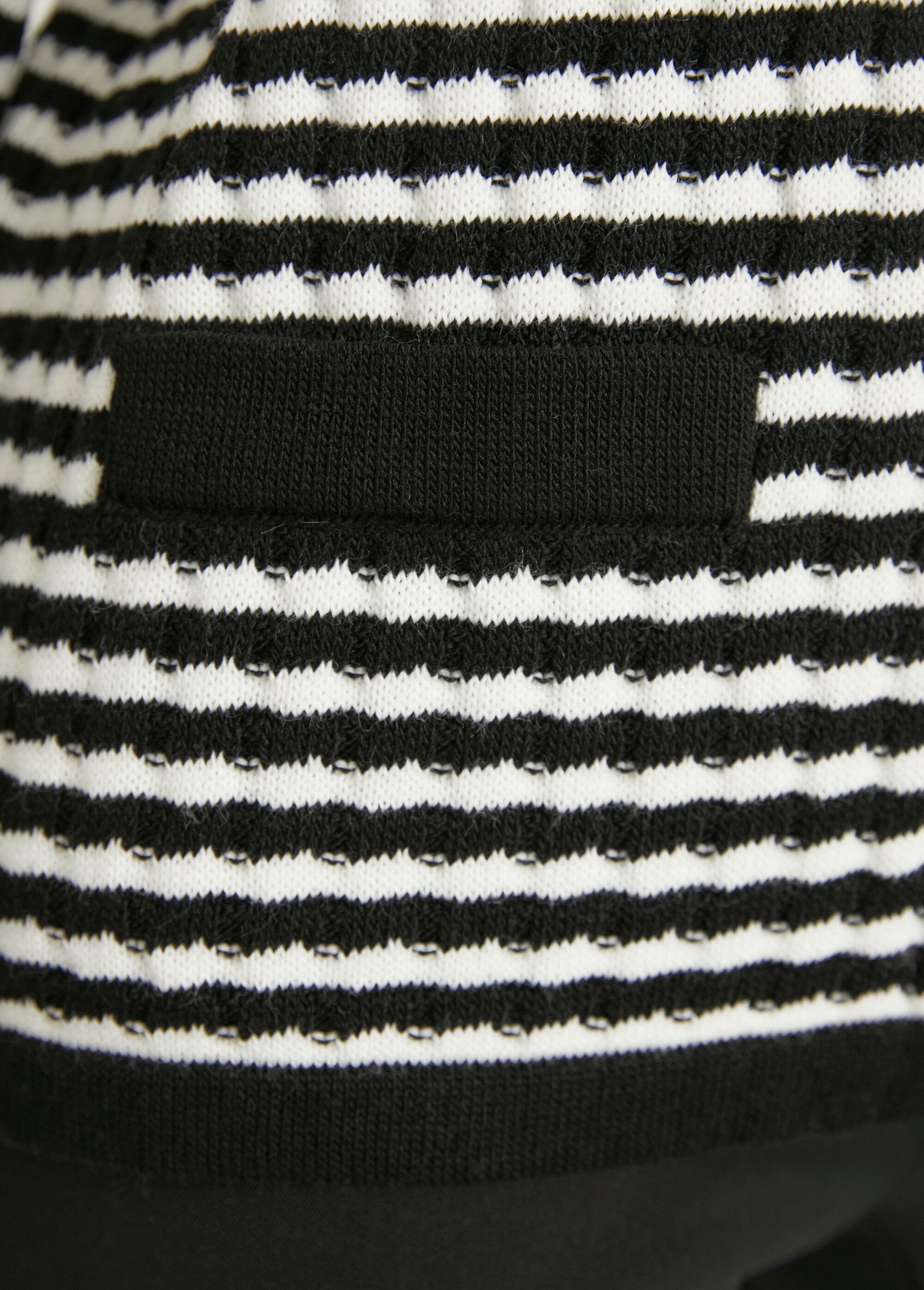 Cárdigan_abotonado_a_rayas_con_cuello_redondo_y_botones_dorados_Negro_y_crudo_DE3_slim