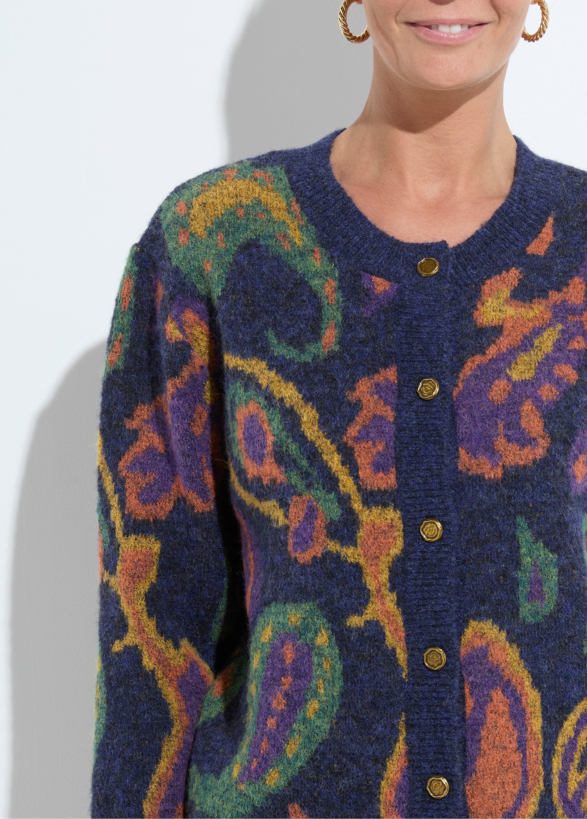 Cálido_cárdigan_corto_de_jacquard_con_botones_y_lana_fondo_marino_DE1_slim