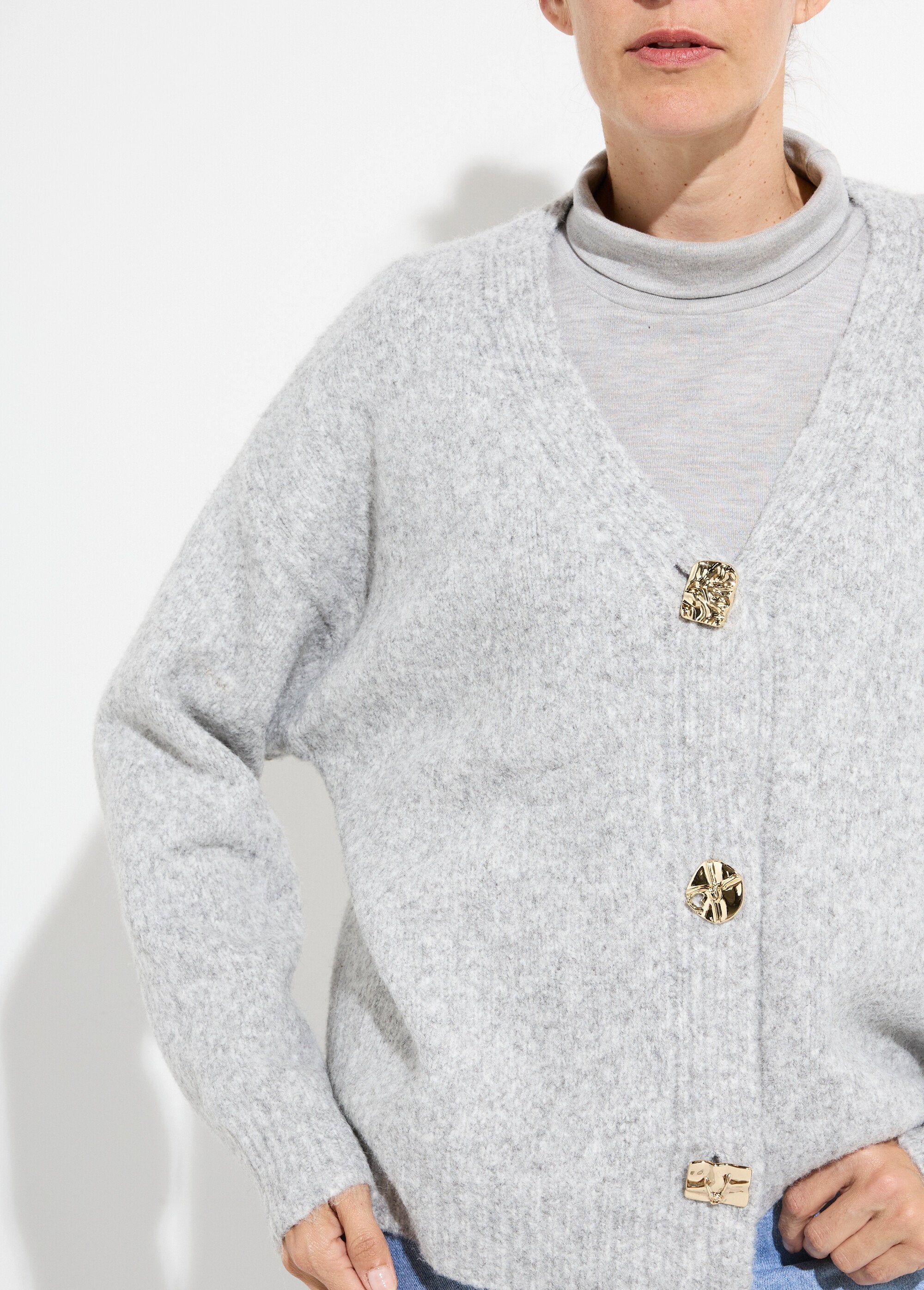 Chaleco_cálido_con_botones_de_joya_de_metal._Gris_DE1_slim