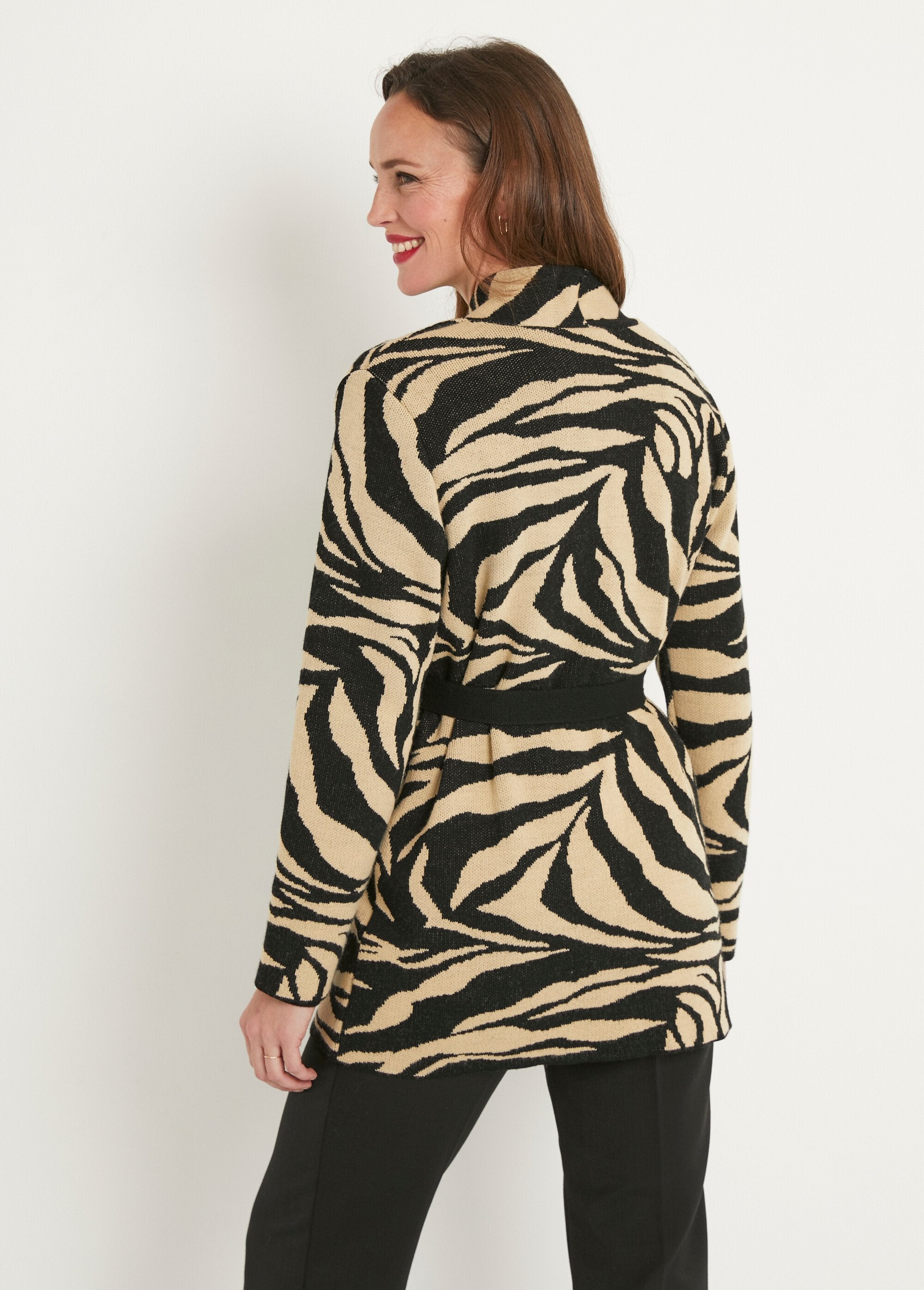 Chaleco_largo_de_piel_de_animal_en_jacquard,_de_borde_a_borde_Beige_y_negro_DO1_slim