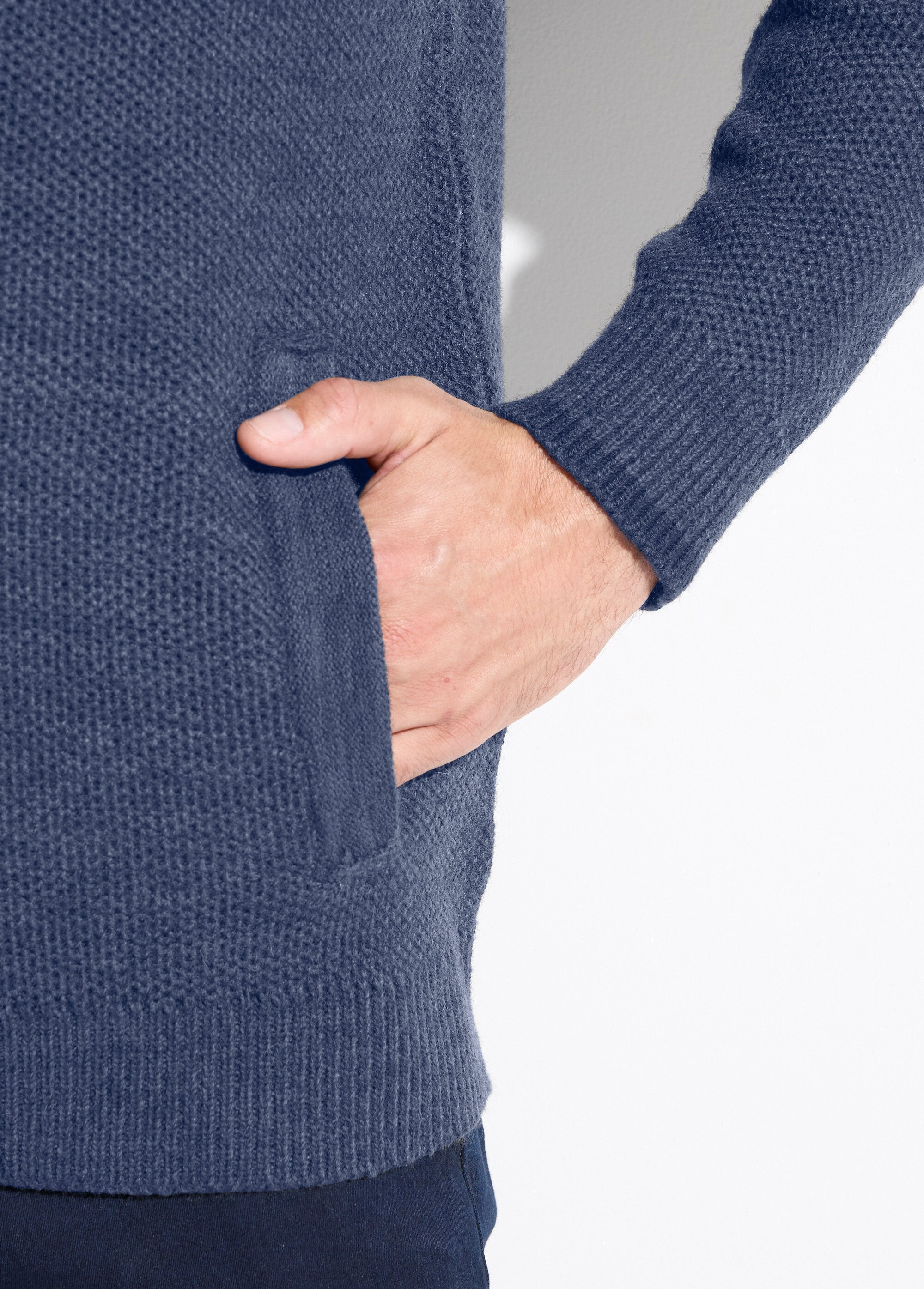 Cárdigan_de_cuello_alto_con_cremallera,_tejido_con_lana_Azul_DE2_slim