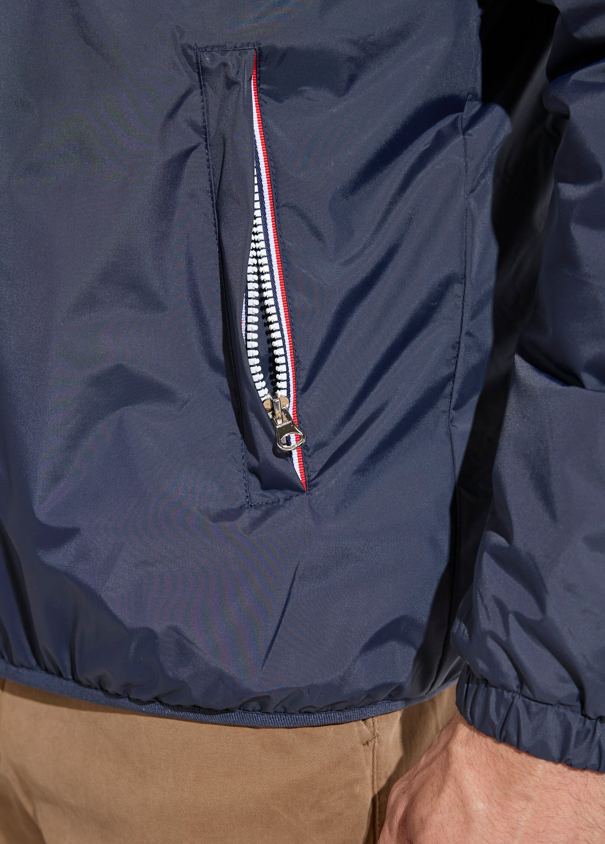 Parka_corta,_cálida_y_repelente_al_agua._Azul_marino_y_crudo_DE2_slim