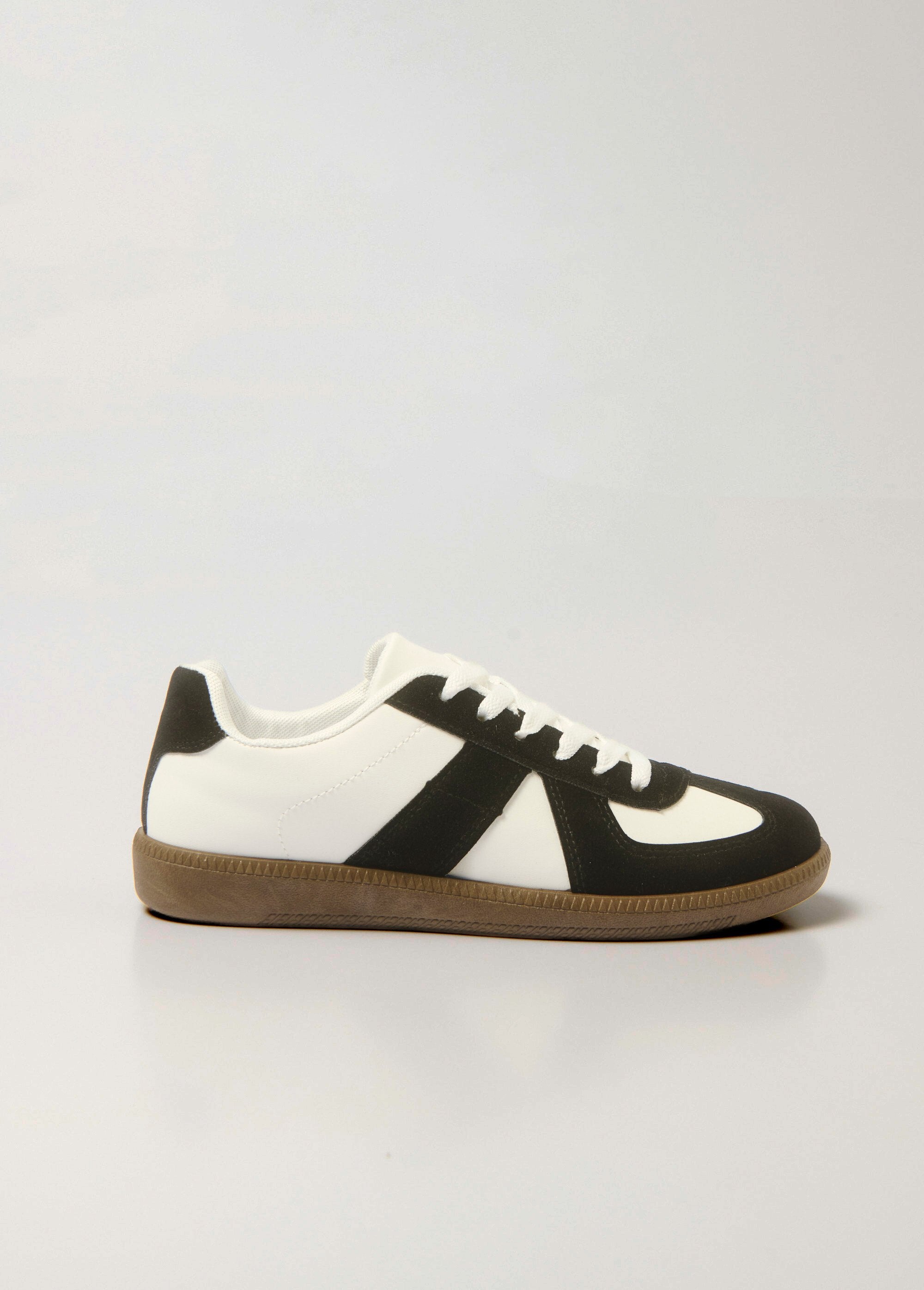 Zapatillas_bicolor_con_detalles_efecto_ante_En_blanco_y_negro_DR1_slim