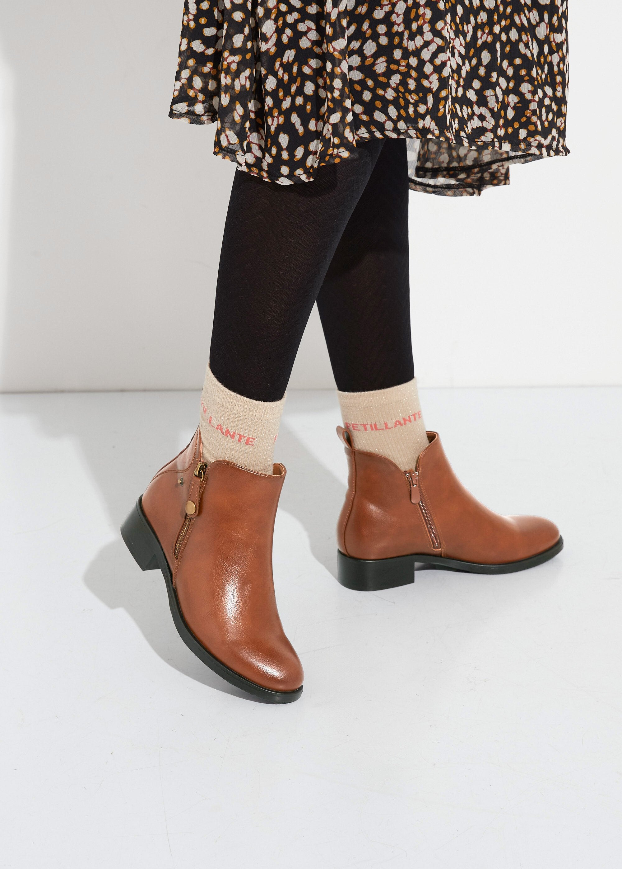 Botas_bajas_con_tacón_ancho_y_cremallera_decorativa_camello_SF1_slim