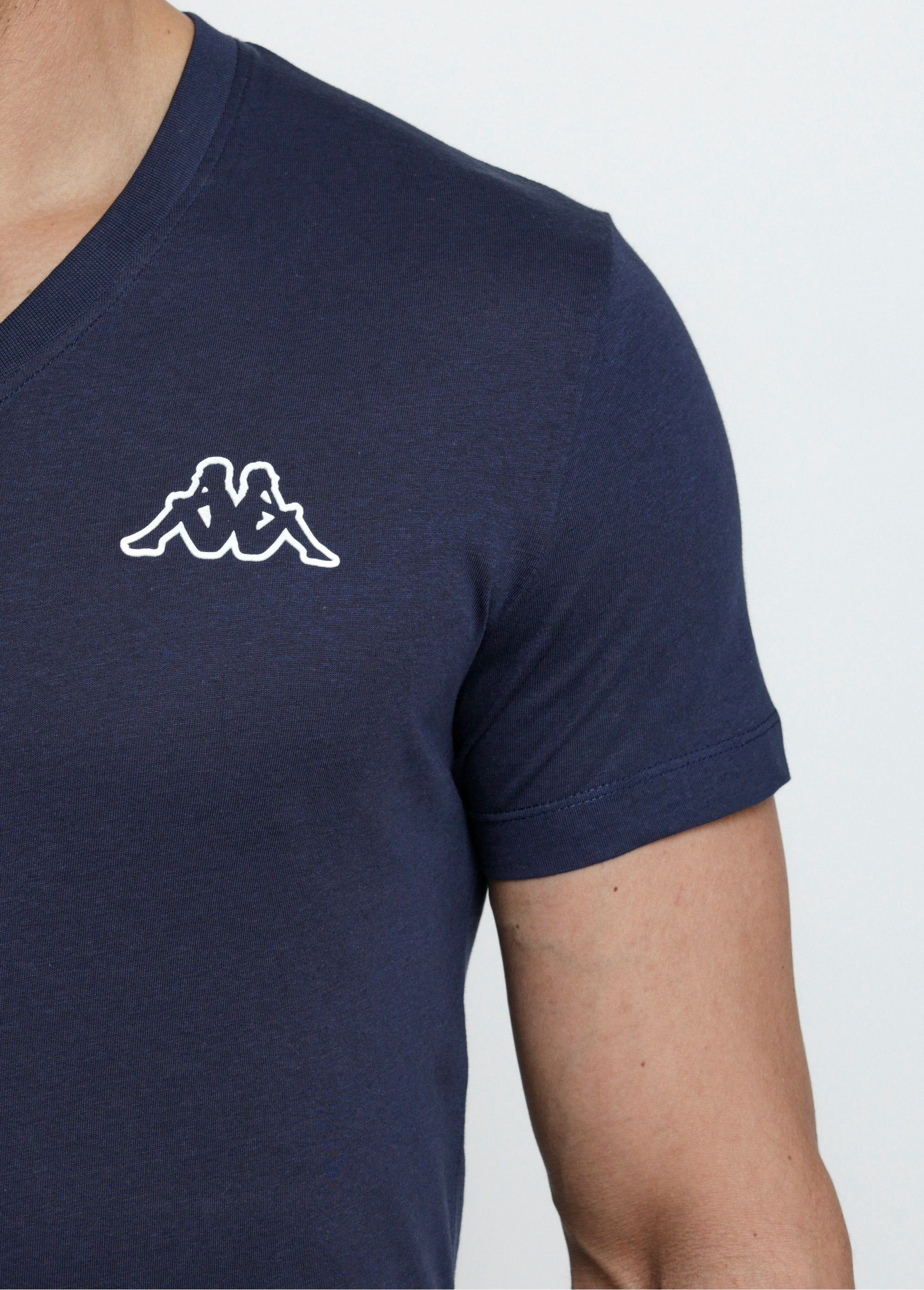 Camiseta_oscura_de_manga_corta_con_cuello_en_V_Azul_marino_DE1_slim