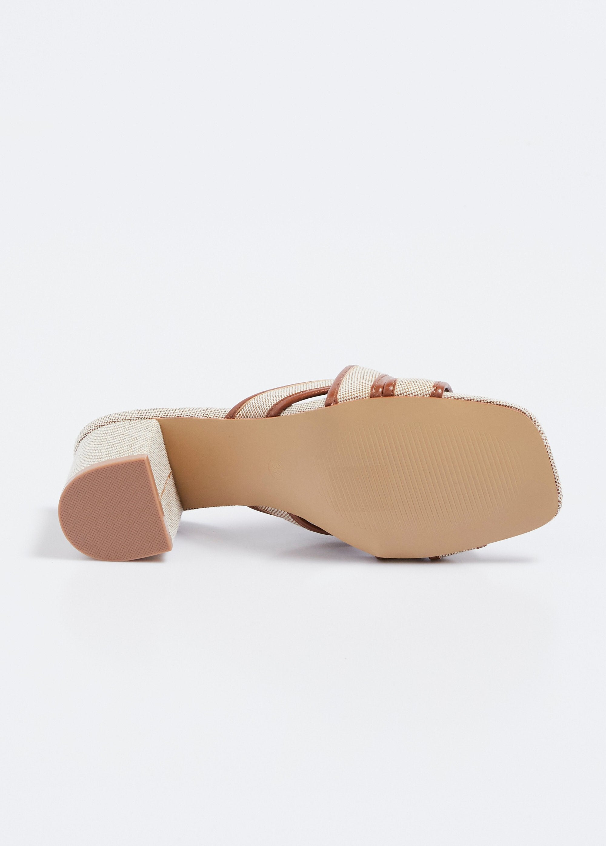 Mules_de_tacón_textil_con_efecto_gráfico_camello_UN1_slim
