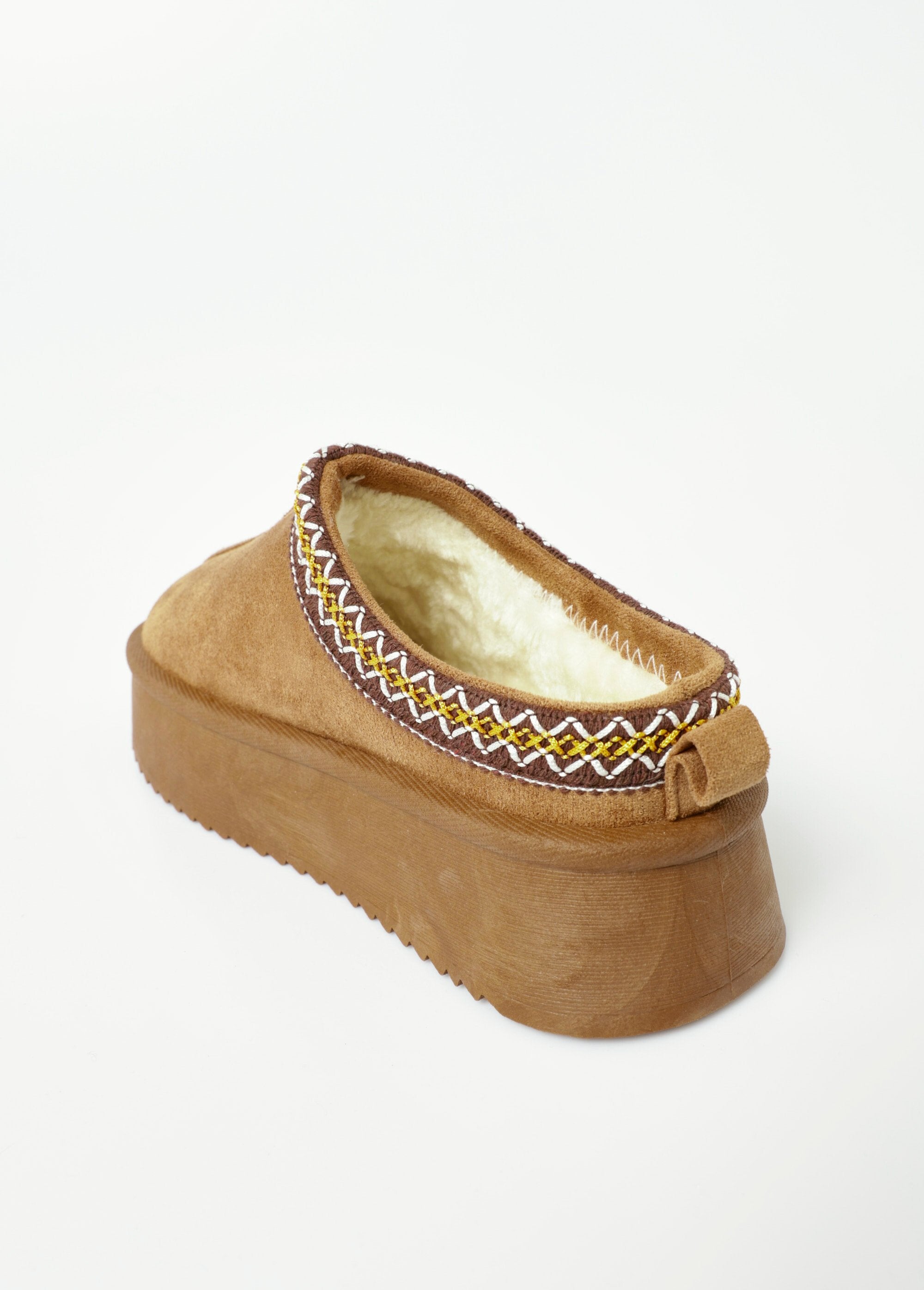 Mules_efecto_ante_con_cuña_y_forro_de_piel_camello_DO1_slim