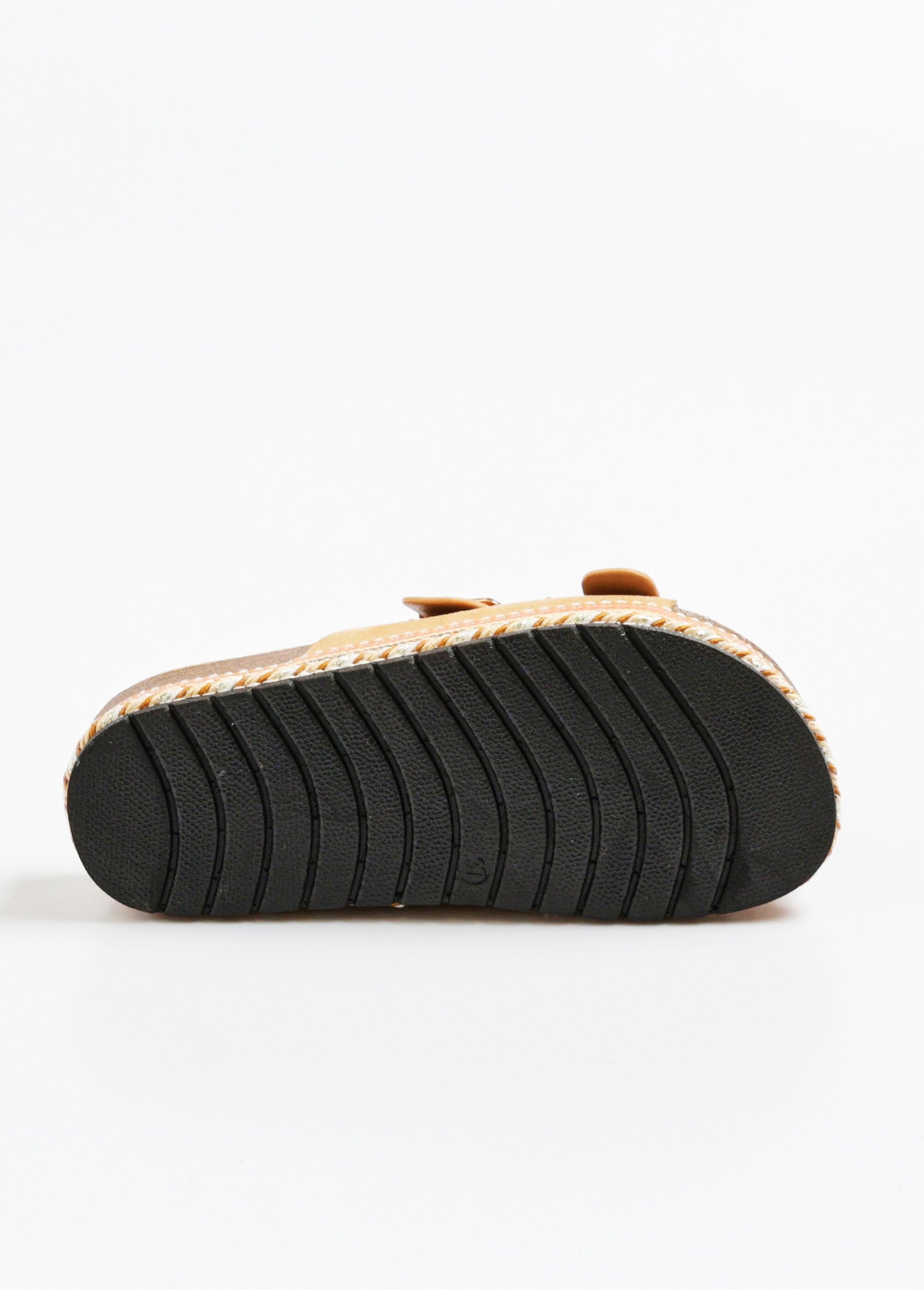 Mules_de_cuña_metalizada_con_suela_anatómica_camello_UN1_slim