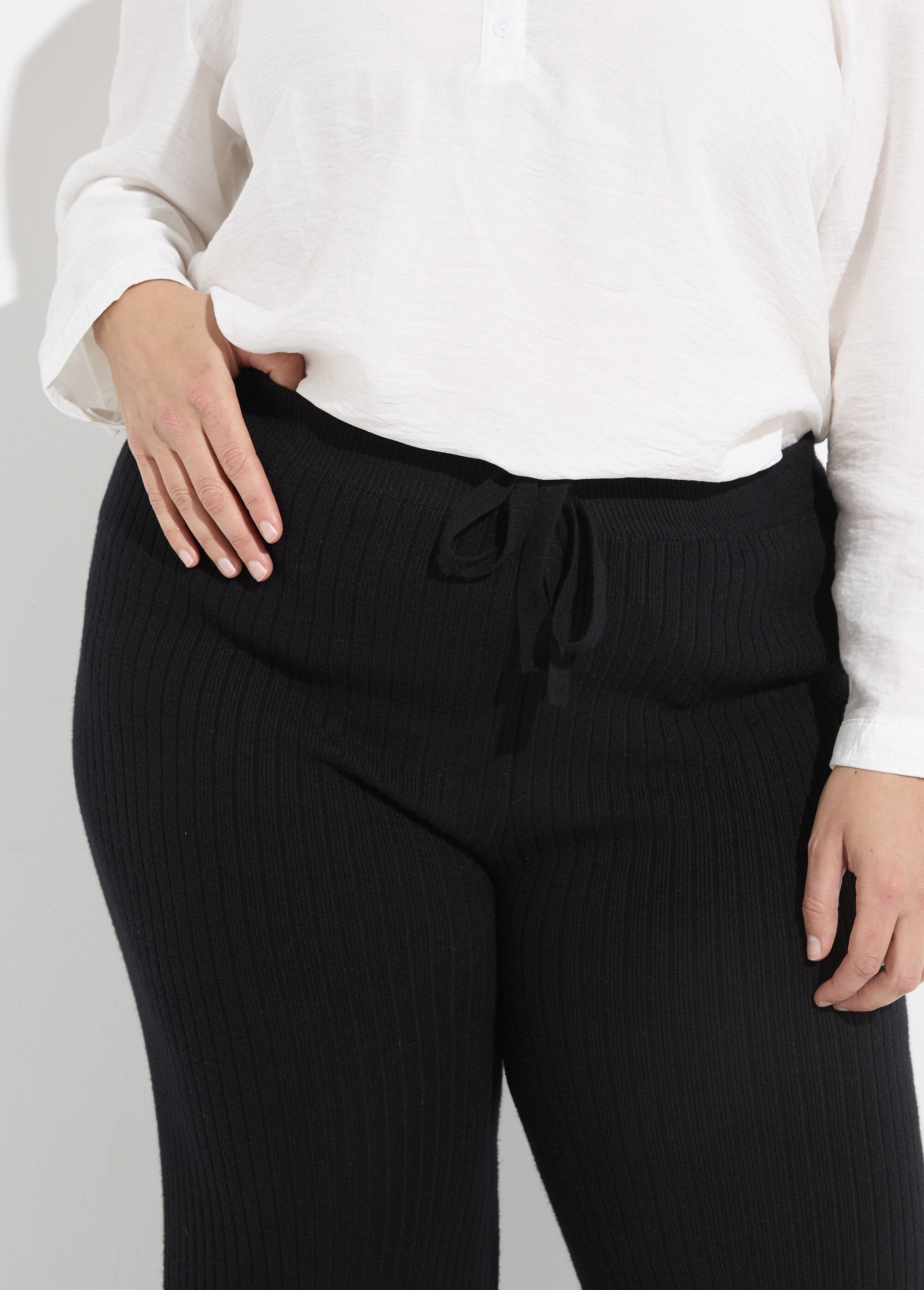 Pantalón_de_punto_cómodo,_corte_ancho._Negro_DE1_curvy