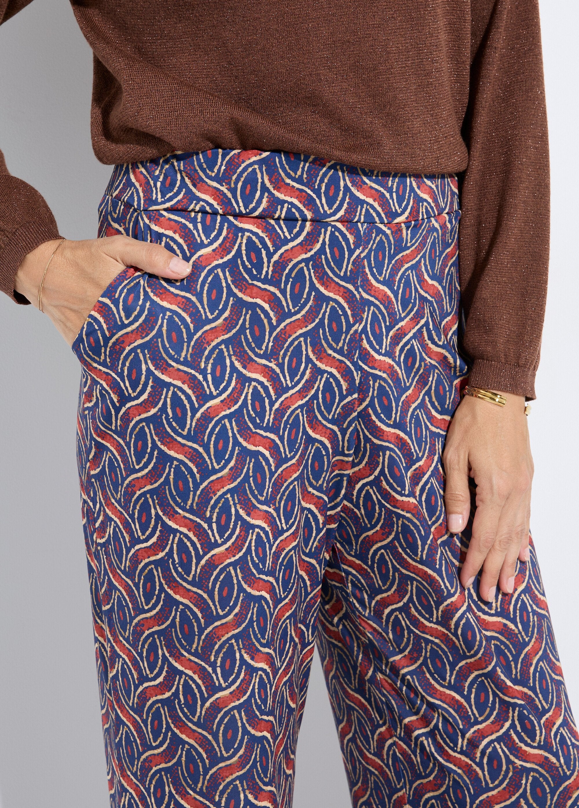 Pantalón_ancho_fluido_con_estampado_étnico_Azul_marino_y_ladrillo_DE1_slim
