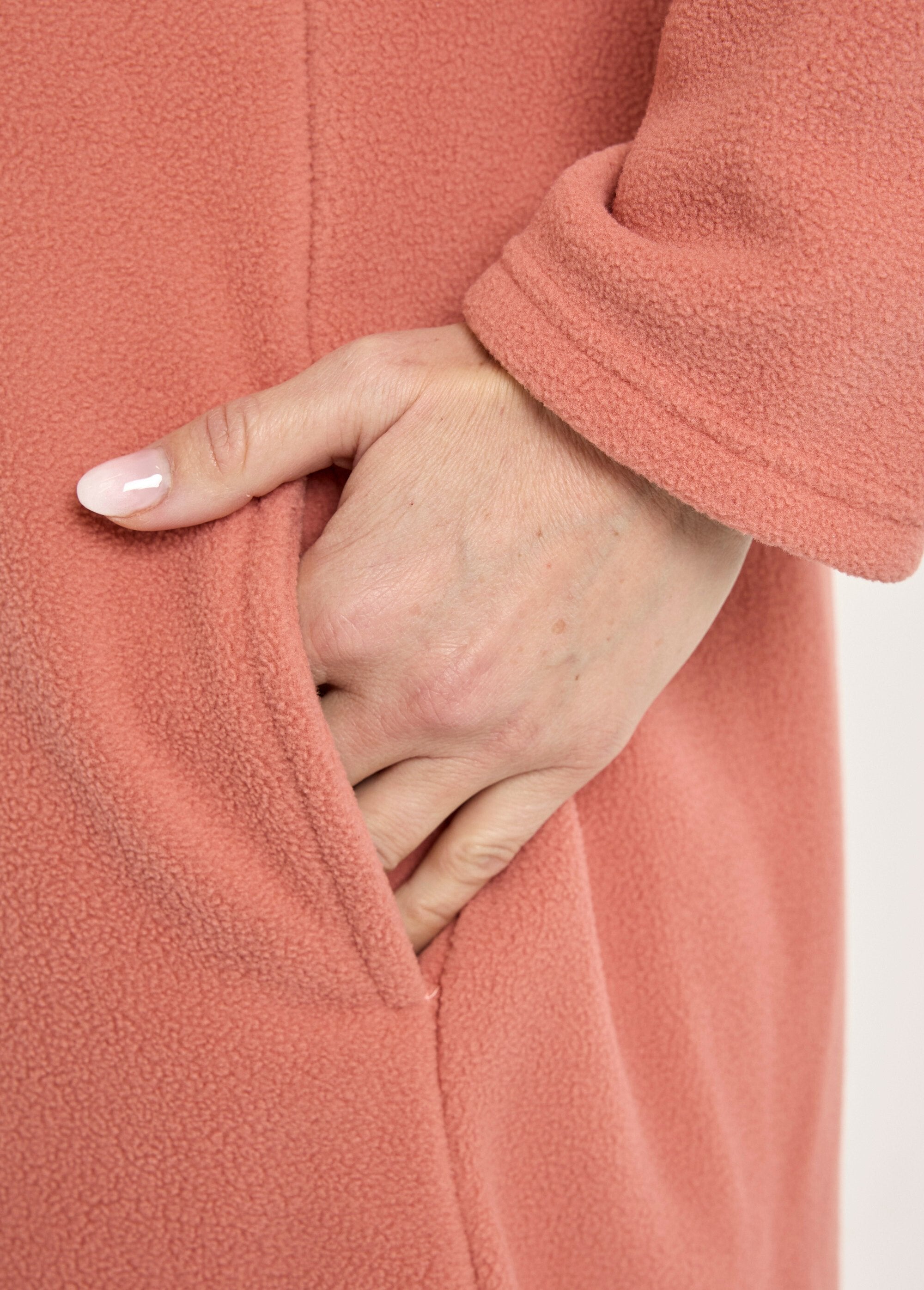 Albornoz_de_felpa_abotonado_con_cuello_alto,_largo_115_cm_Terracota_DE2_slim