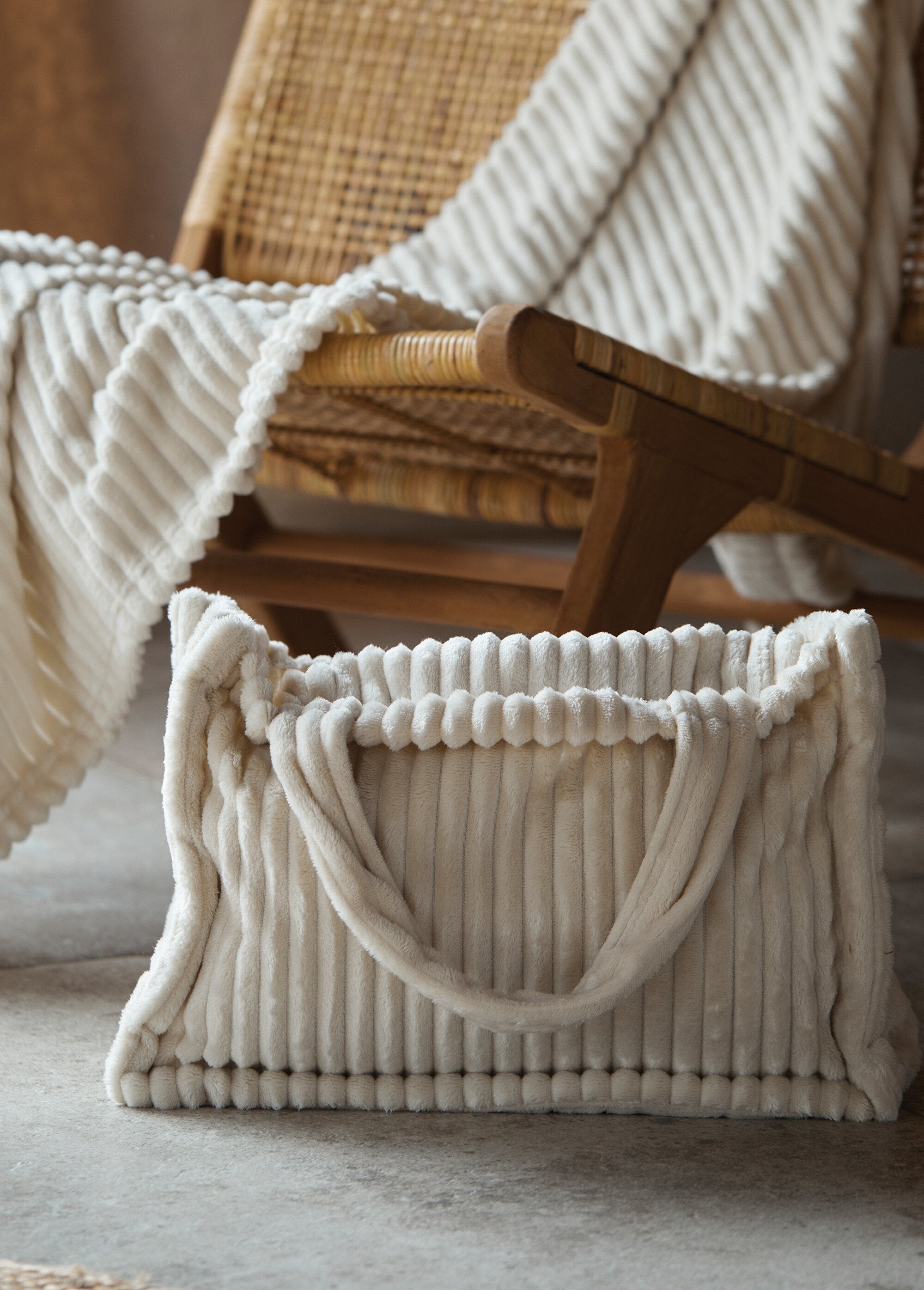 Manta_con_efecto_acanalado_y_tacto_suave_Crudo_DE1_slim