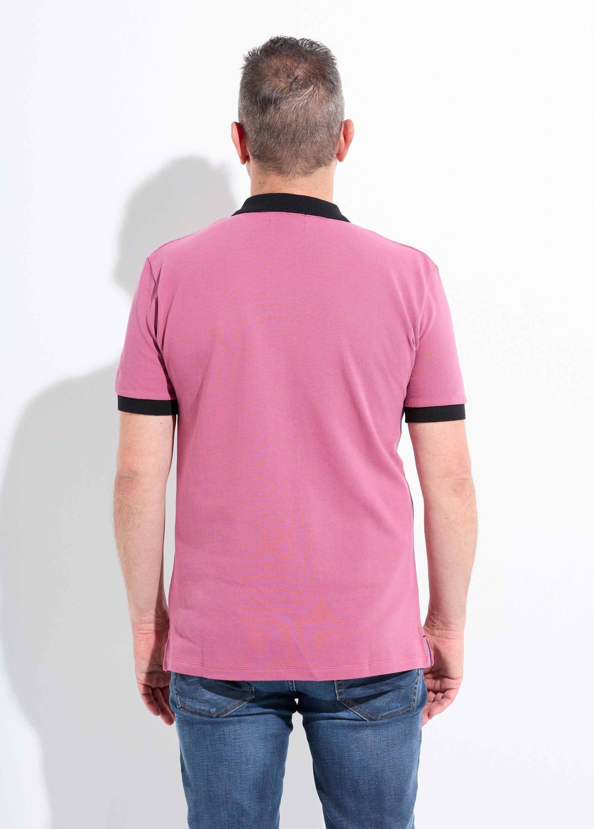Polo_de_hombre_con_cuello_y_mangas_en_contraste._rosa_oscuro_DO1_slim