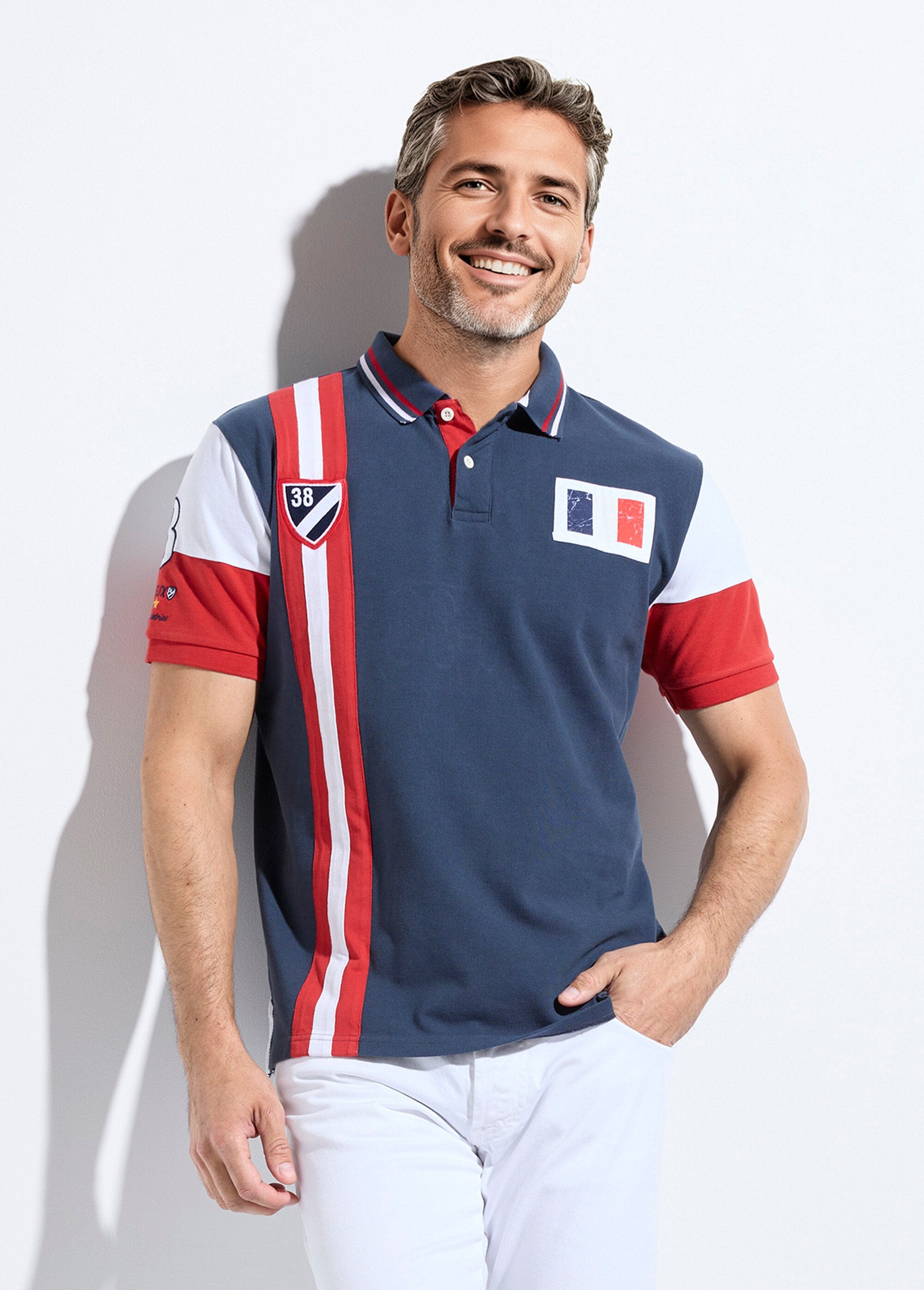 Polo_tricolor_con_elegantes_detalles_deportivos_Marina_FA1_slim