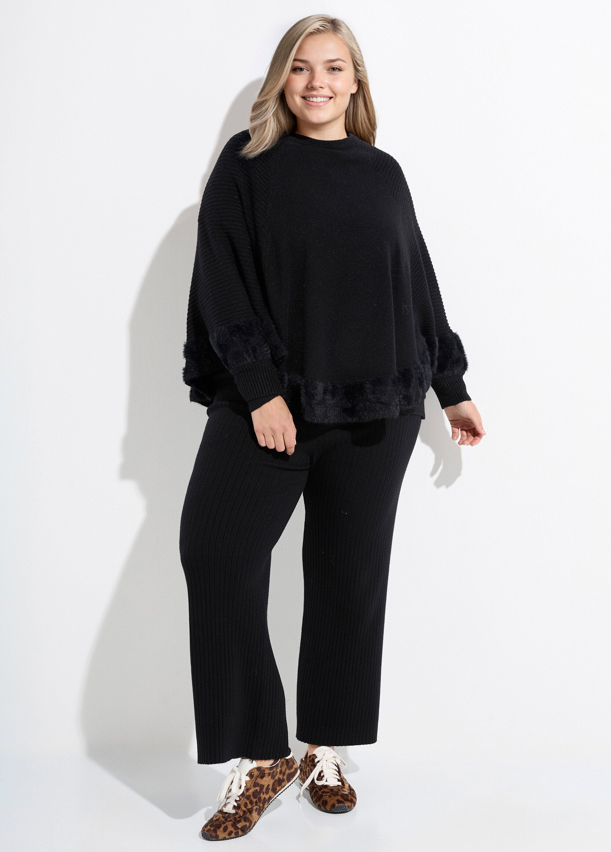 Poncho_capa_tejido_en_forma_de_corazón_con_cuello_redondo_Negro_SF1_curvy