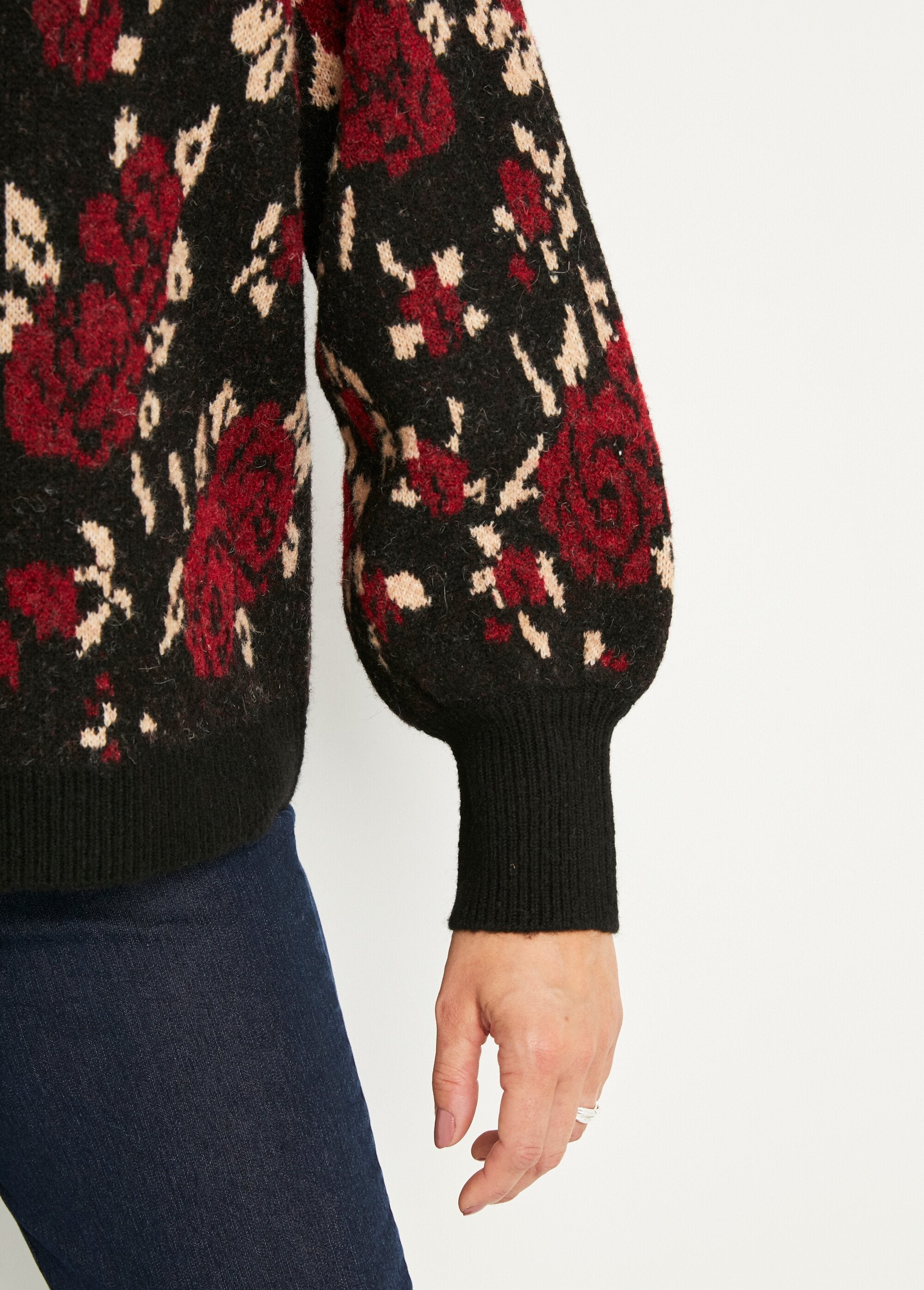Cálido_jersey_raglán_de_cuello_alto_en_jacquard_floral_Negro_y_rojo_DE2_slim