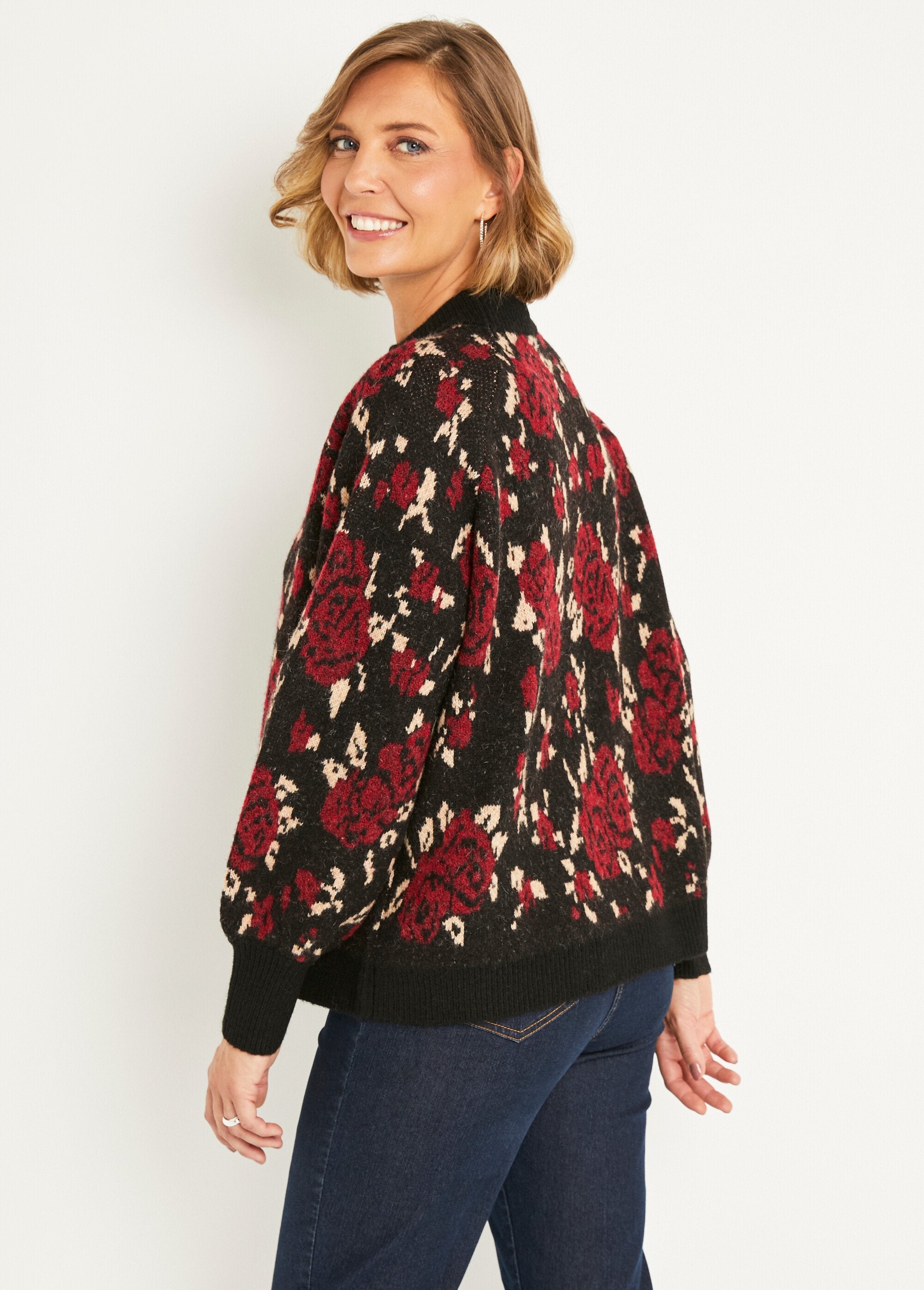 Cálido_jersey_raglán_de_cuello_alto_en_jacquard_floral_Negro_y_rojo_DO1_slim