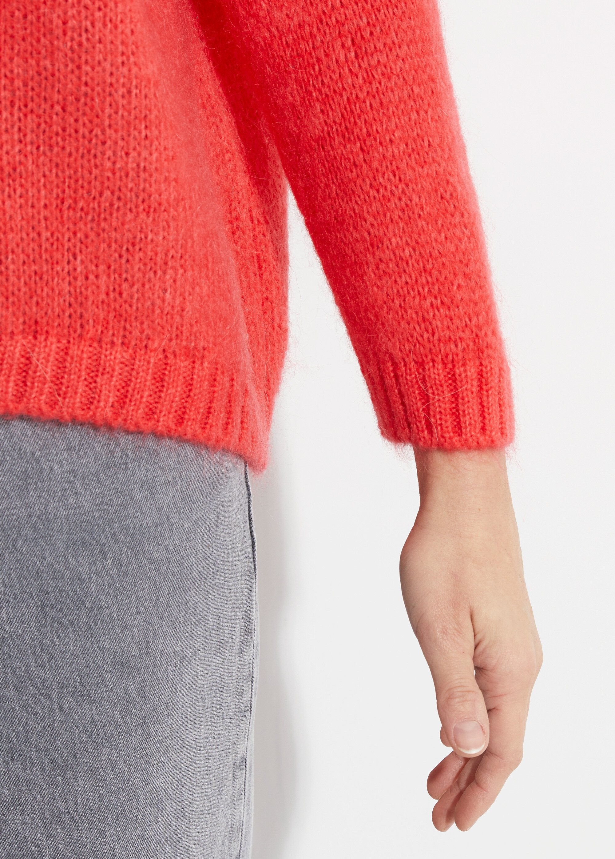 Suéter_de_punto_cálido_con_cuello_en_V_y_mohair_Coral_DE2_slim