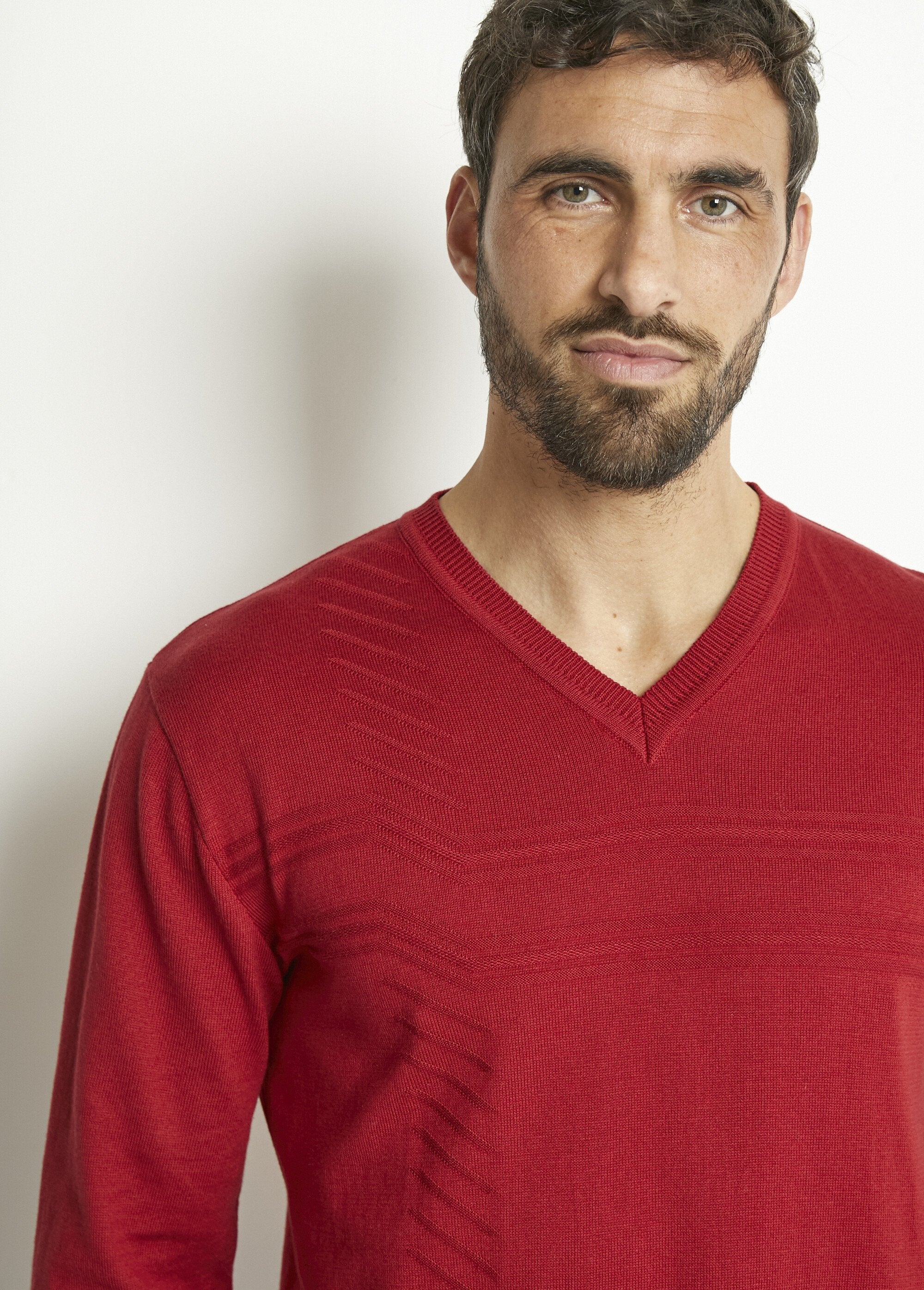 Jersey_de_algodón_de_manga_larga_con_cuello_de_pico_Burdeos_DE1_slim