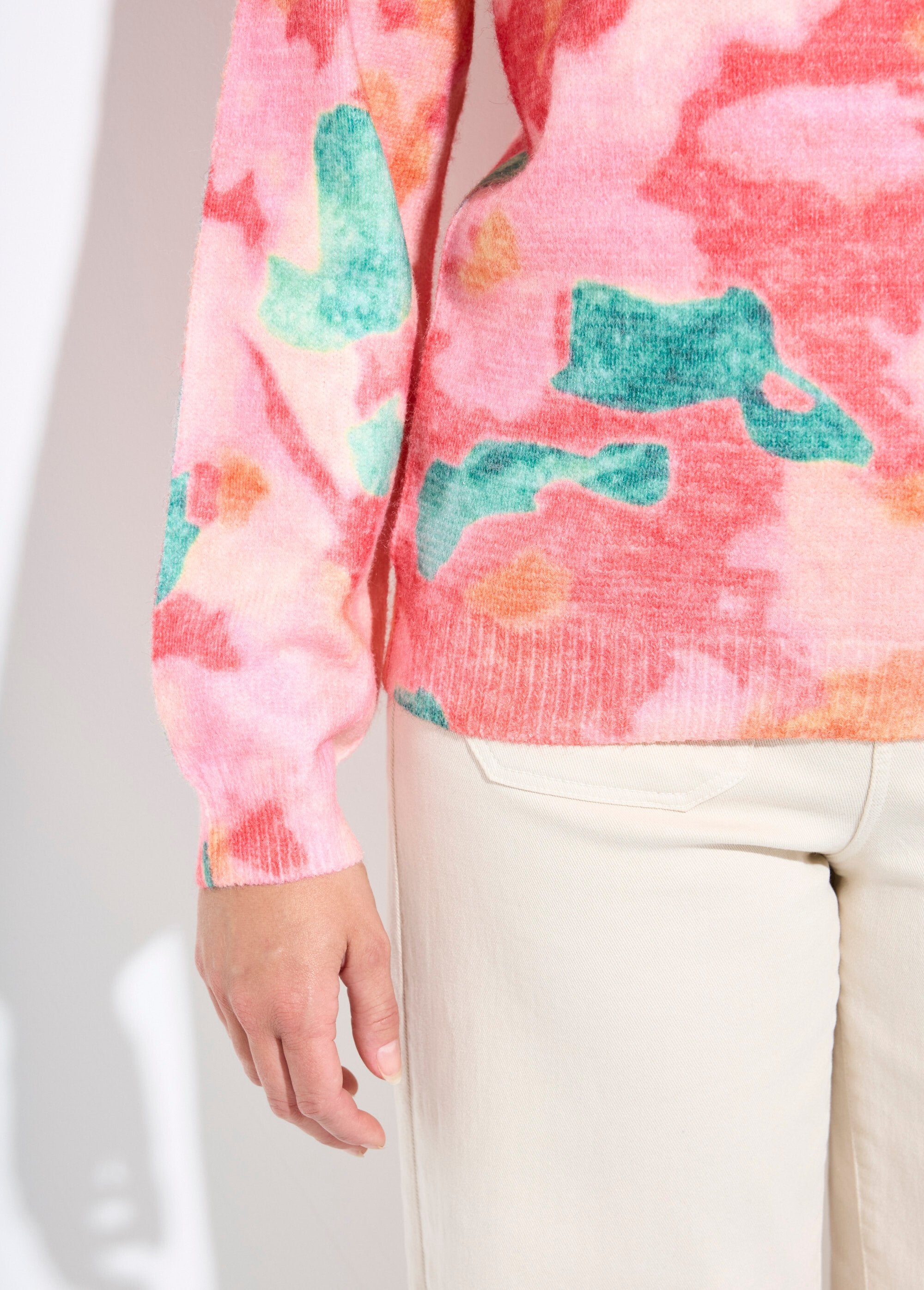 Suéter_suave_con_cuello_redondo_y_estampado_floral_Estampado_coralino_DE2_slim