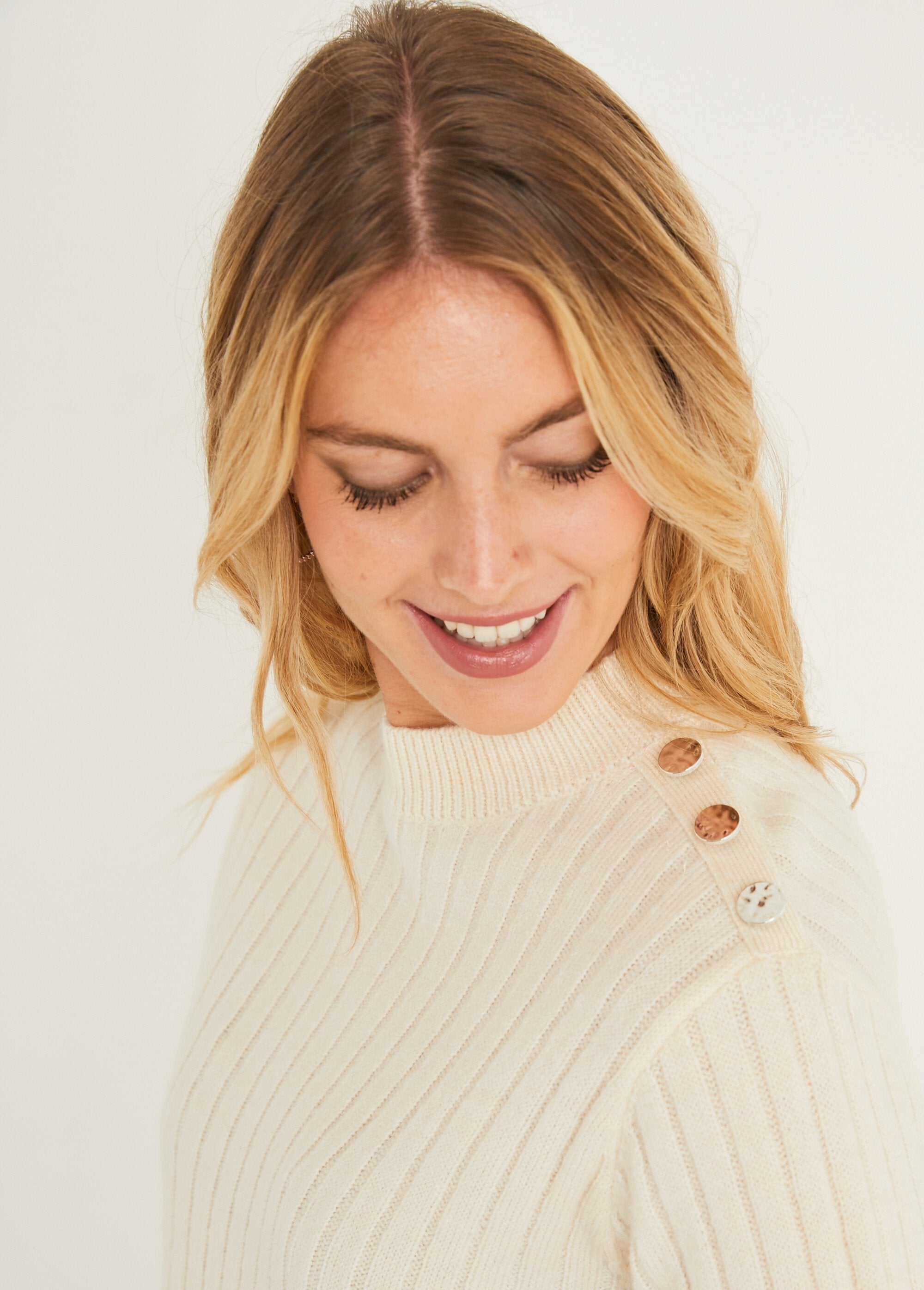 Jersey_recto_de_punto_elástico_con_cuello_alto_Crudo_DE2_slim