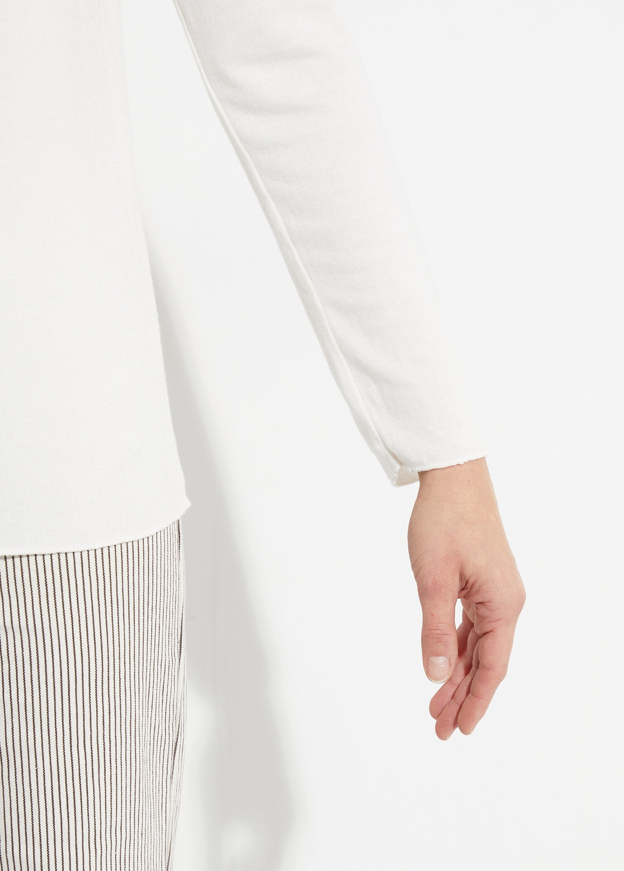 Suéter_fino_de_angora_y_lana,_cuello_en_pico_Crudo_DE1_slim