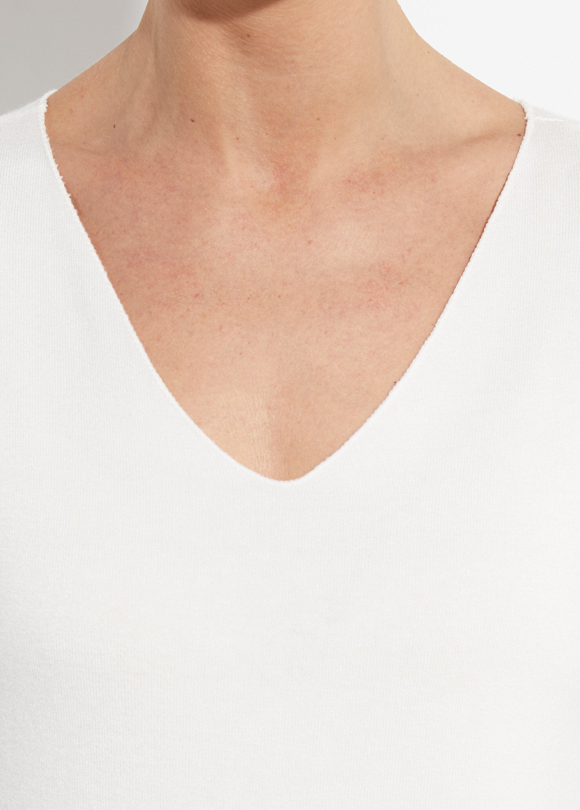 Suéter_fino_de_angora_y_lana,_cuello_en_pico_Crudo_DE2_slim