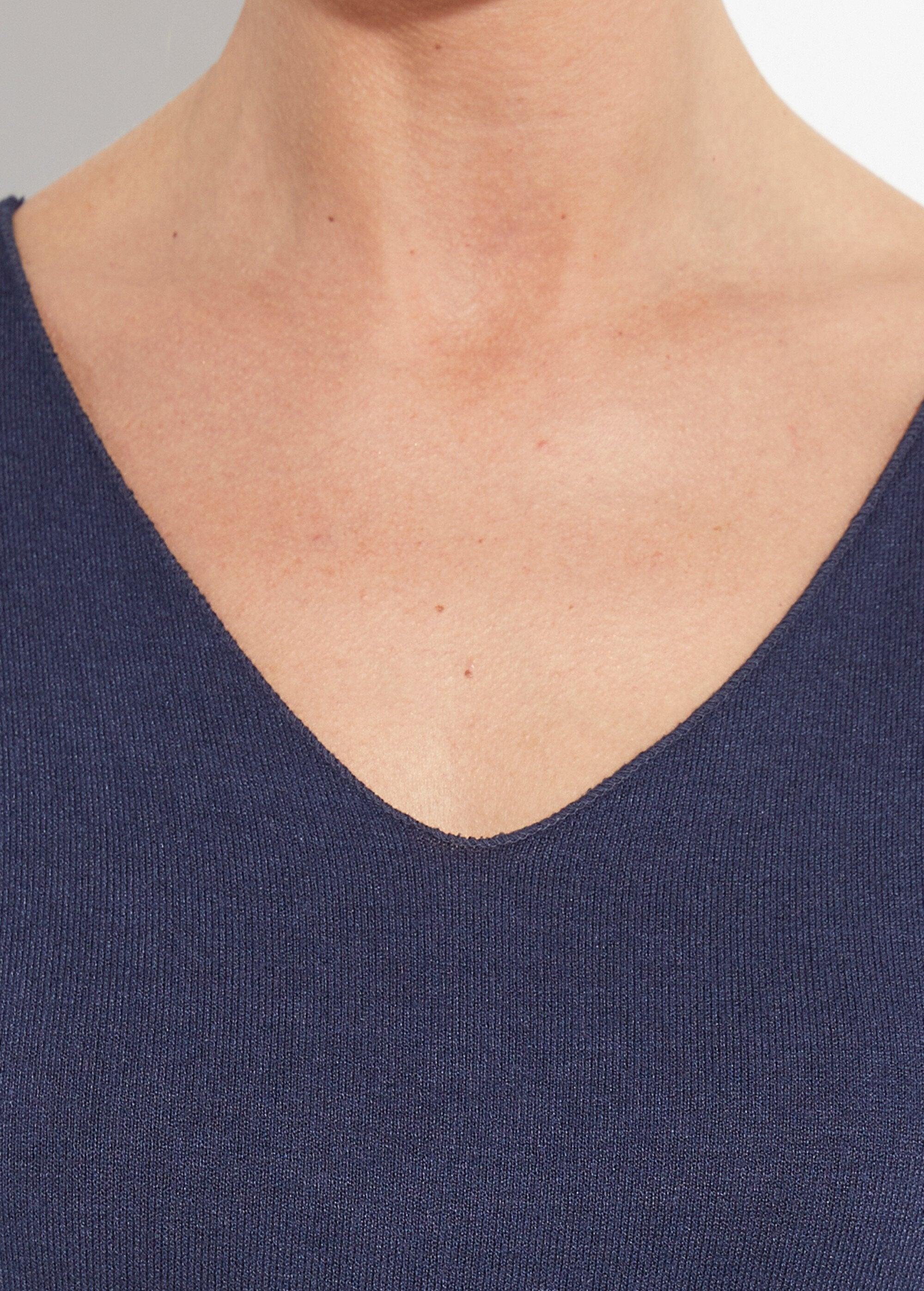 Suéter_fino_de_angora_y_lana,_cuello_en_pico_Marina_DE2_slim