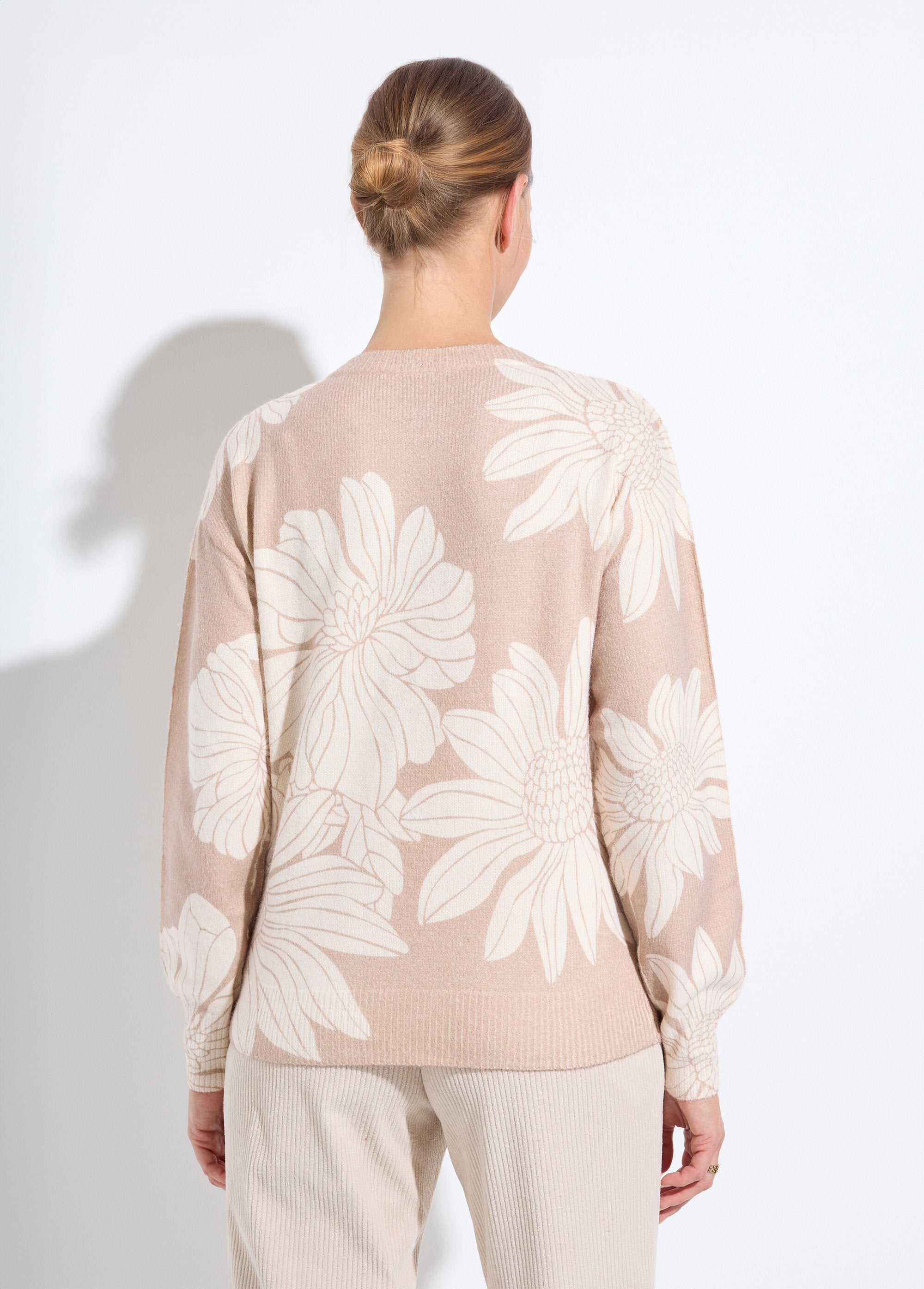 Suéter_fino_con_estampado_floral_y_lentejuelas_y_cuello_redondo._Beige_DO1_slim